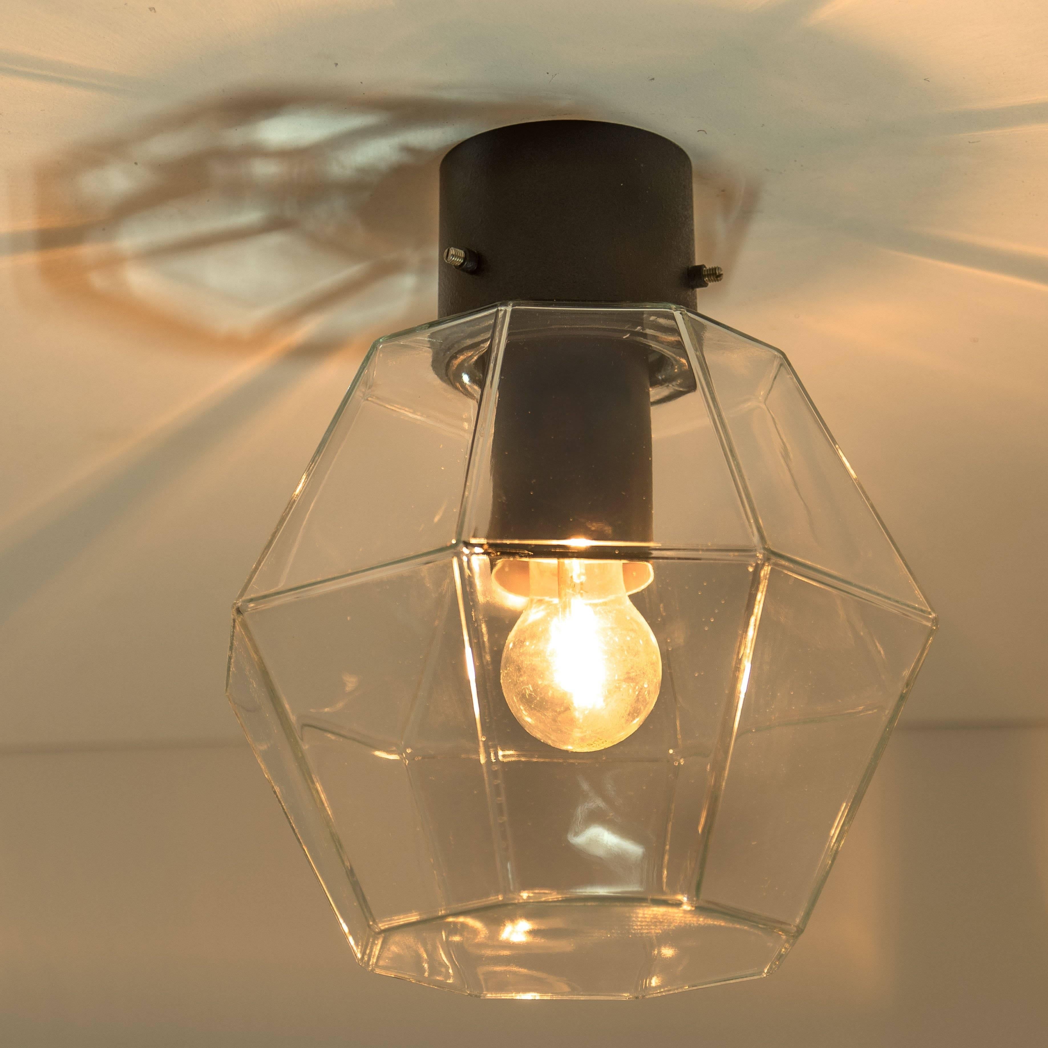 Eine der zehn minimalistischen Leuchten von Limburg Glashütte, 1965-1970. Schlichtes und zeitloses Design. Das geometrische, achteckige und facettenreiche Glas erzeugt schöne Variationen und Muster in Licht und Schatten.
Hochwertig und in sehr