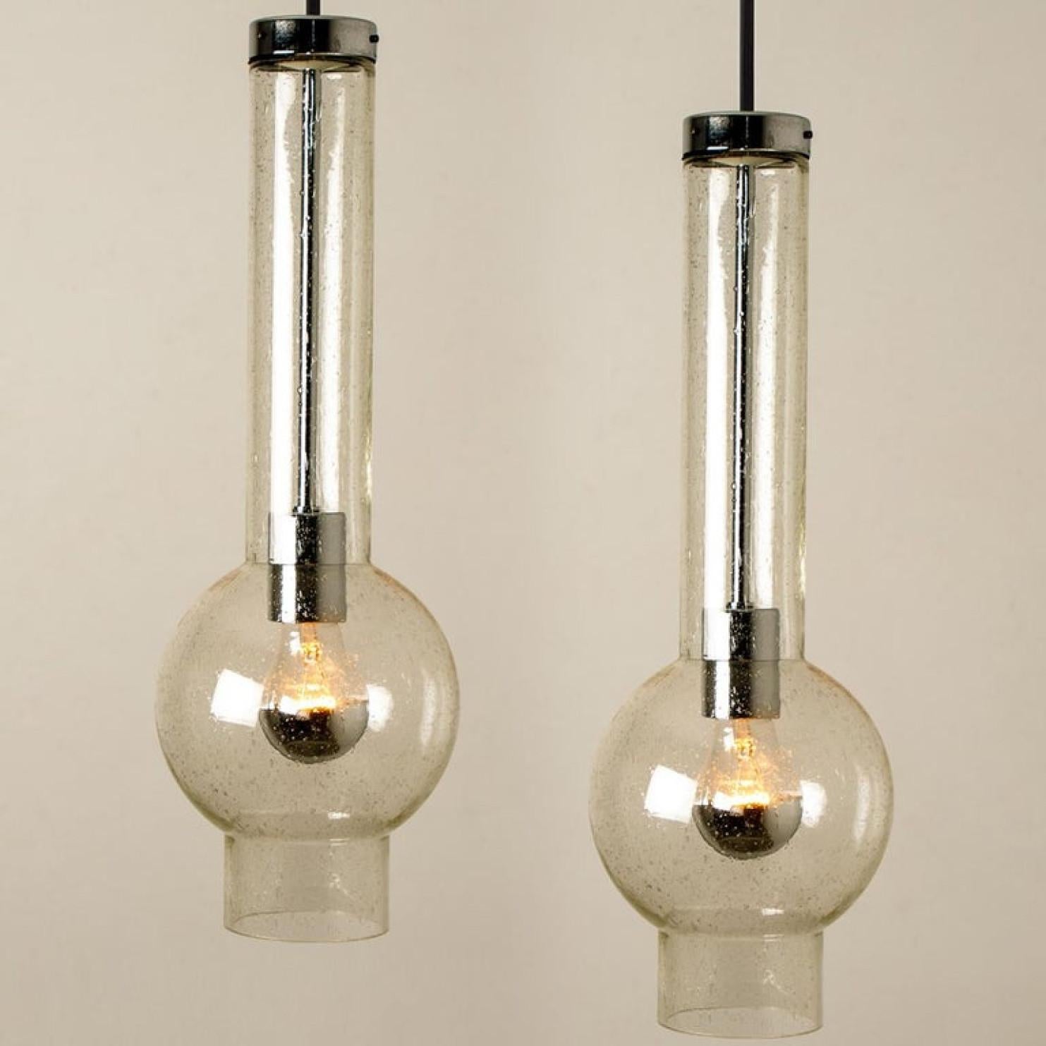 1 der 10 mundgeblasenen Glasröhren-Pedant-Leuchten von Staff Lights, 1970er Jahre im Angebot 1