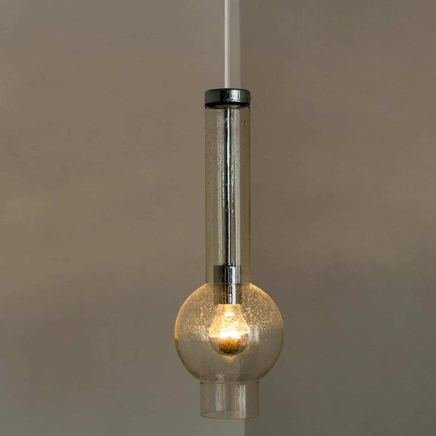 1 der 10 mundgeblasenen Glasröhren-Pedant-Leuchten von Staff Lights, 1970er Jahre im Angebot 3