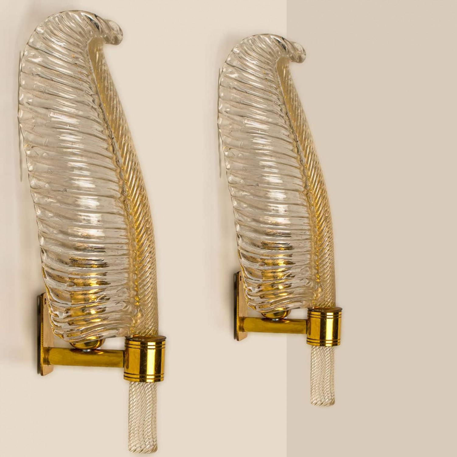 Mehrere elegante und exquisite Wandleuchter aus mundgeblasenem Murano-Glas von Barovier &; Toso. Jede Leuchte besteht aus einem mundgeblasenen Murano-Glasblatt. Montiert auf einem Messingrahmen. Die Blätter brechen das Licht wunderschön. Die