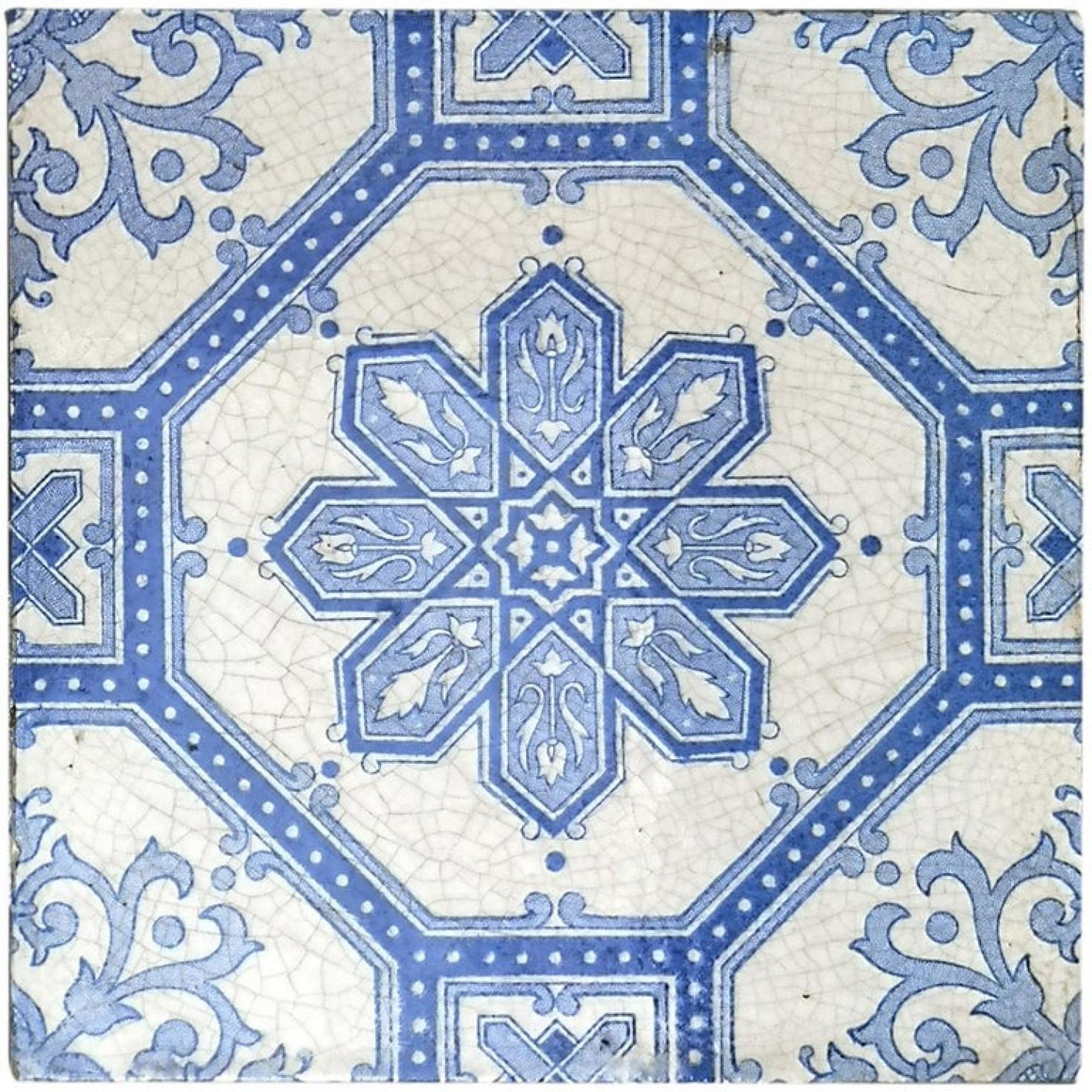 1 of the 100 glazed ceramic tiles tiles by Boch Freres, La Louvière, circa 1920's . Beautiful original cobalt blue and off-white tiles with a wonderful rich pattern.

The dimensions per tile are: 5.9 inch (15.2 cm) width x 5.9 inch (15.2 cm)