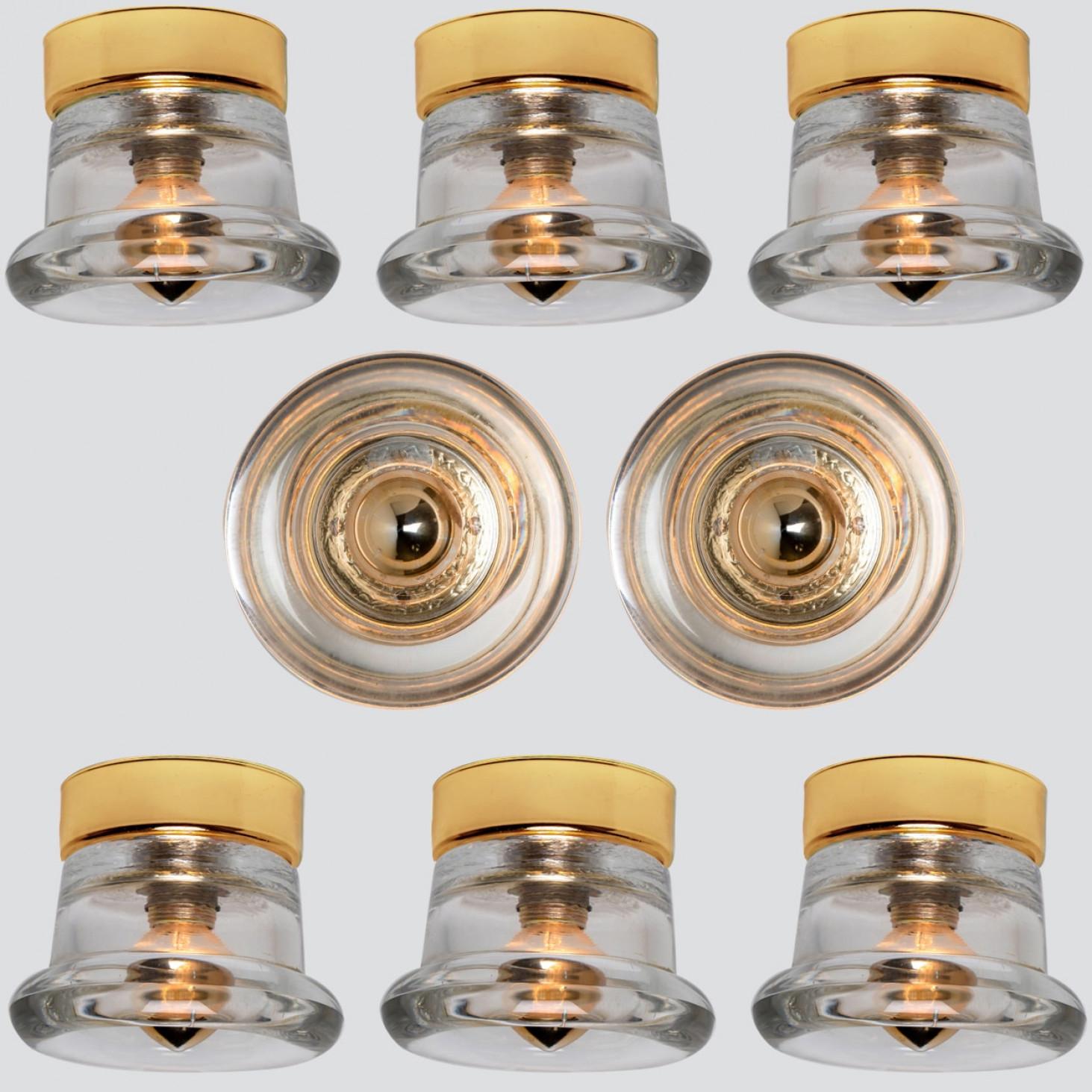 1 de los 12 apliques o empotrables de cristal originales de Cosack Leuchten. Esta luz fue diseñada y producida por Cosack Leuchten, uno de los principales productores de luz es la década de 1960 y 1970 en Alemania, Europa. Las luces son de cristal