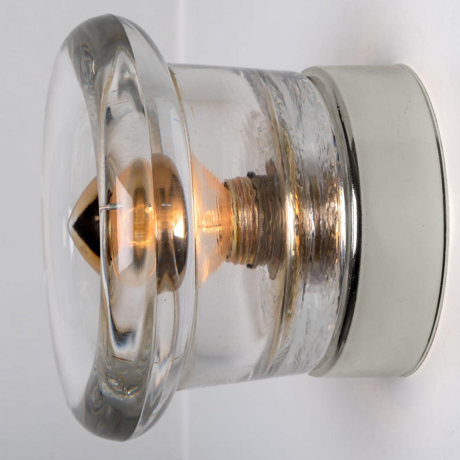 1 de los 12 apliques o empotrables de cristal originales de Cosack Leuchten. Esta luz fue diseñada y producida por Cosack Leuchten, uno de los principales productores de luz es la década de 1960 y 1970 en Alemania, Europa. Las luces son de cristal