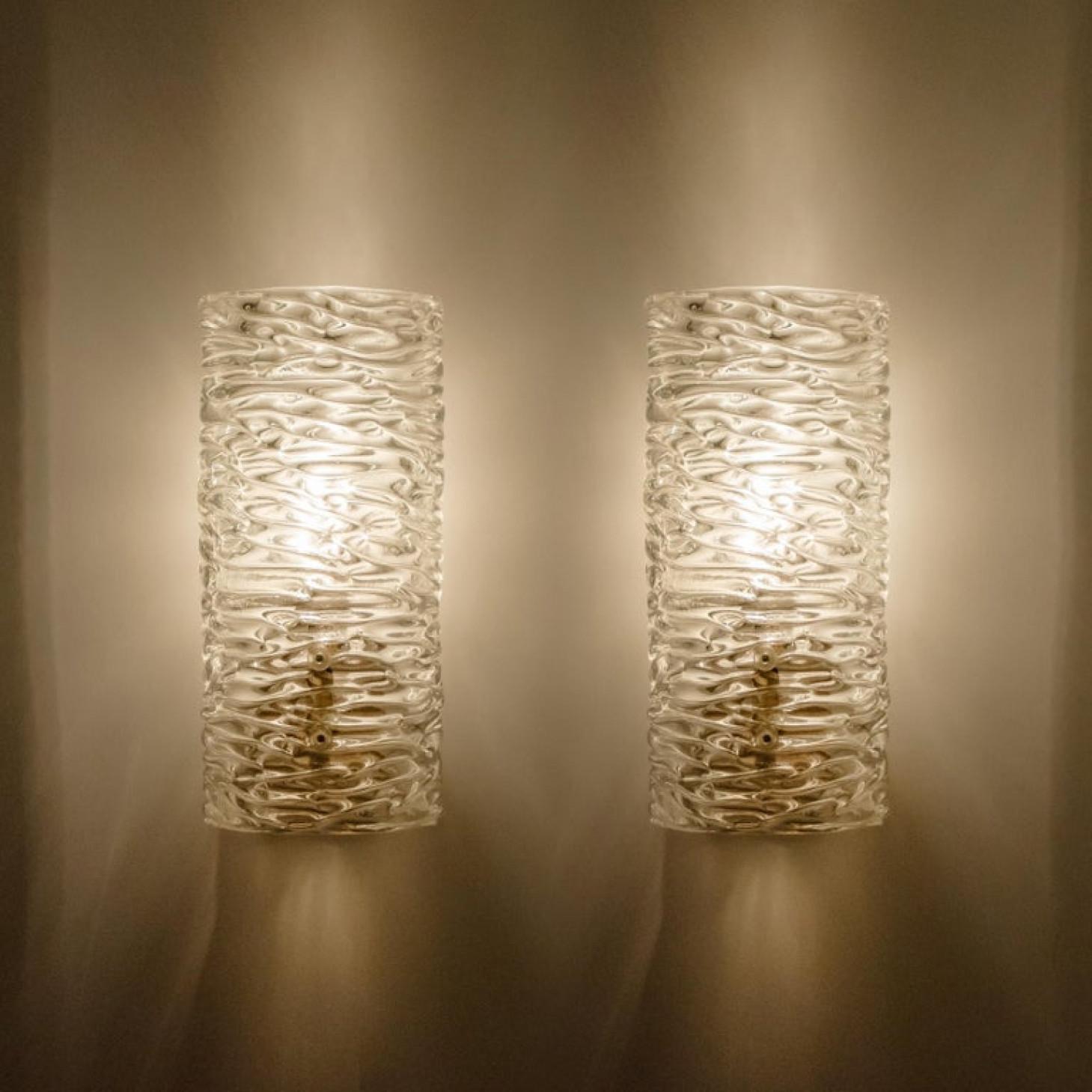 1 des 12 Appliques en laiton et verre faites à la main par J.T. Kalmar en vente 2