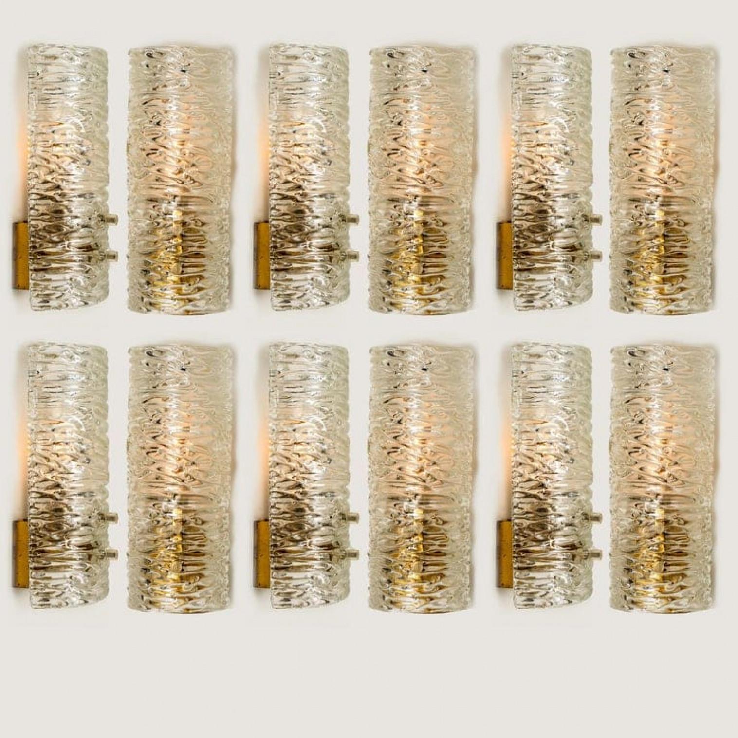 1 de los 12 apliques o lámparas de pared de latón y cristal hechos a mano por J.T. Kalmar en venta 3