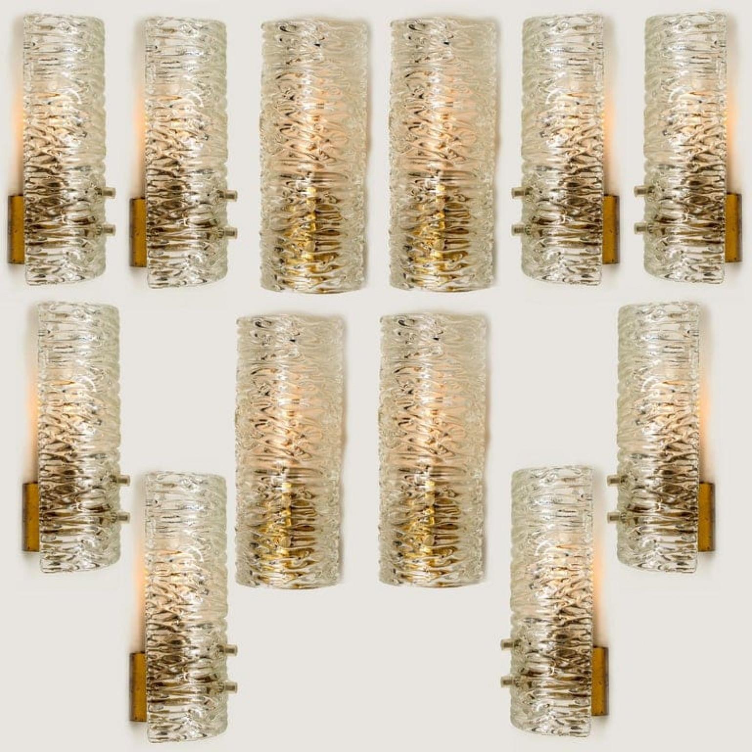 1 des 12 Appliques en laiton et verre faites à la main par J.T. Kalmar en vente 4