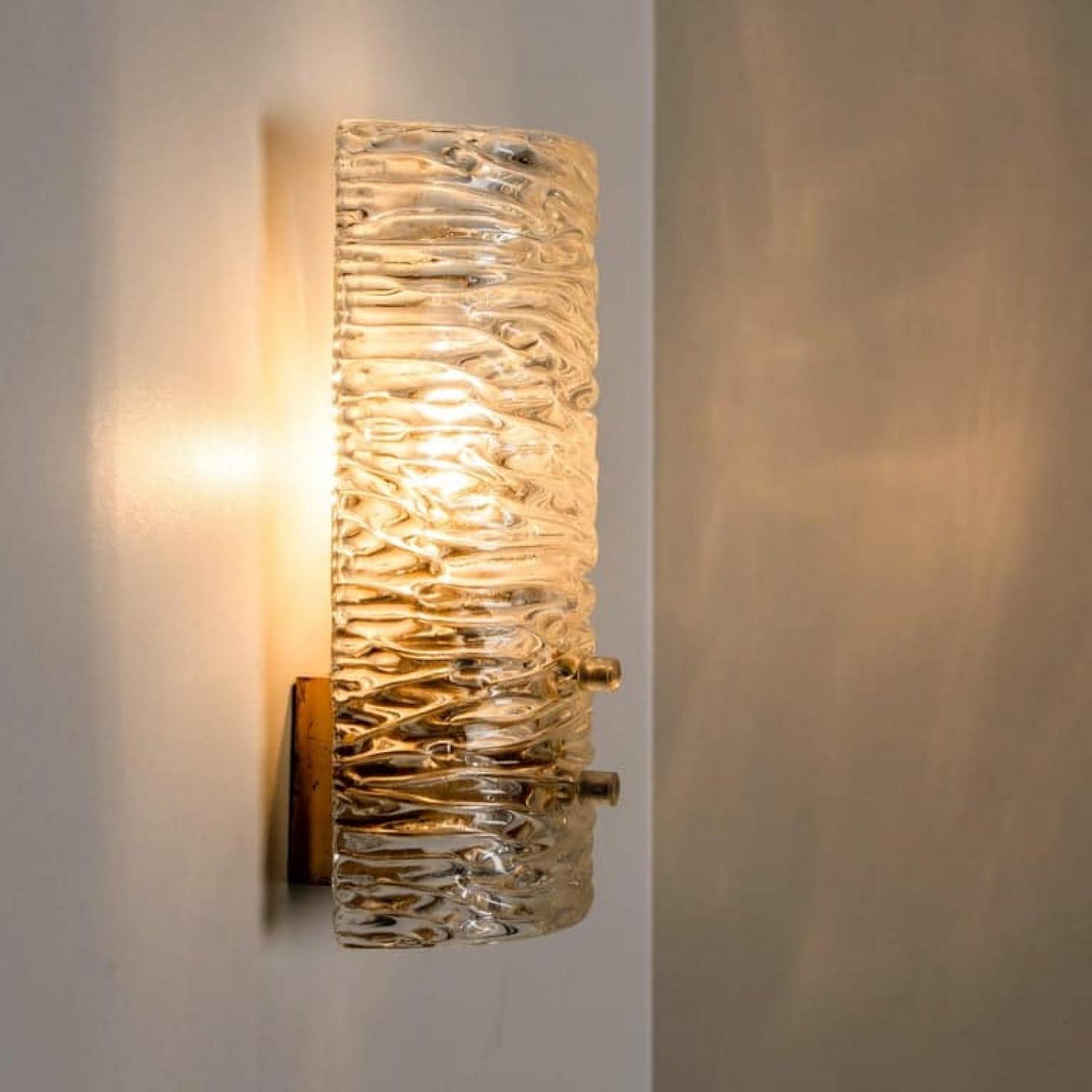1 de los 12 apliques o lámparas de pared de latón y cristal hechos a mano por J.T. Kalmar Otro en venta