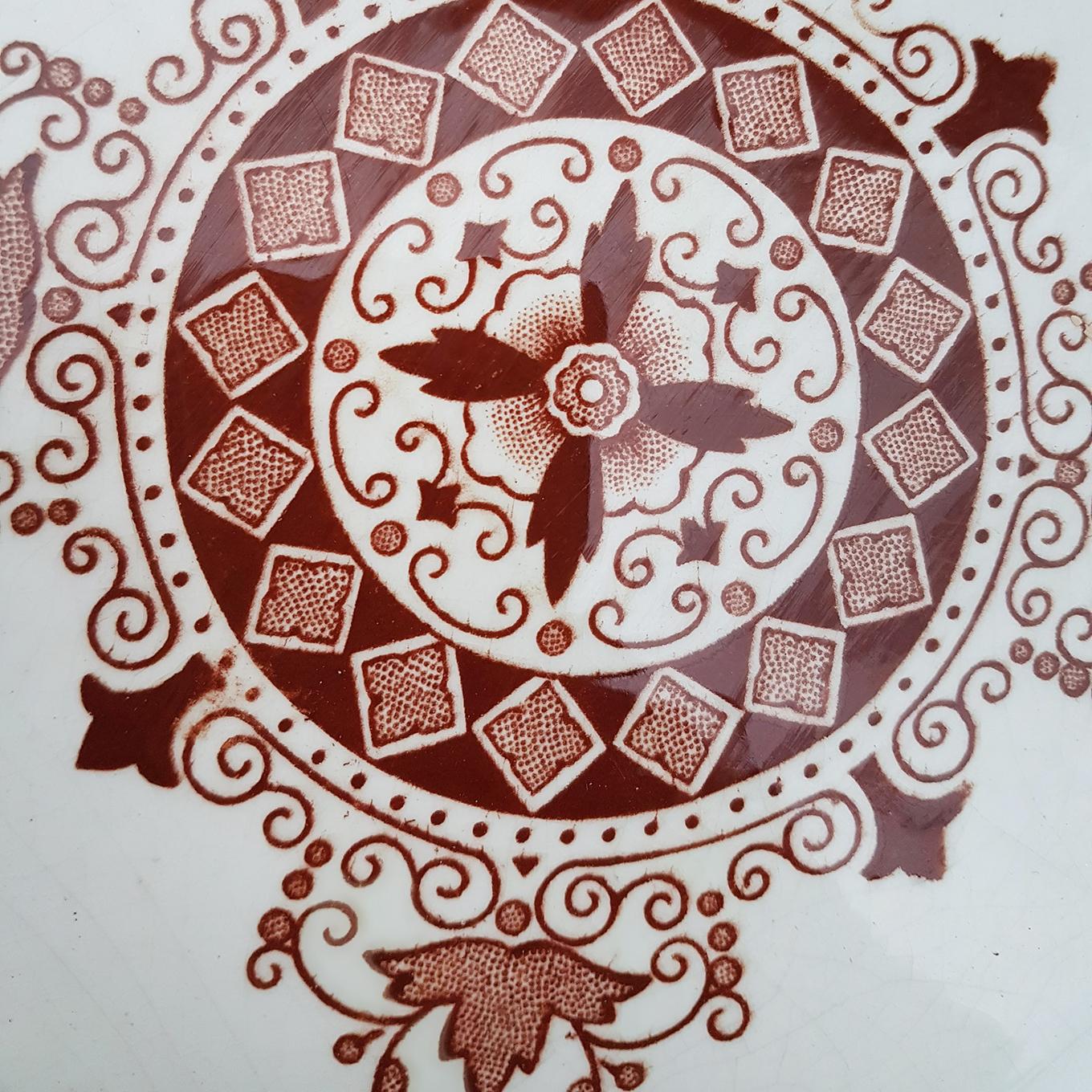 1 der 150 antiken dunkelrot-braunen Keramikfliesen von Morialme, ca. 1930er Jahre (Art déco) im Angebot