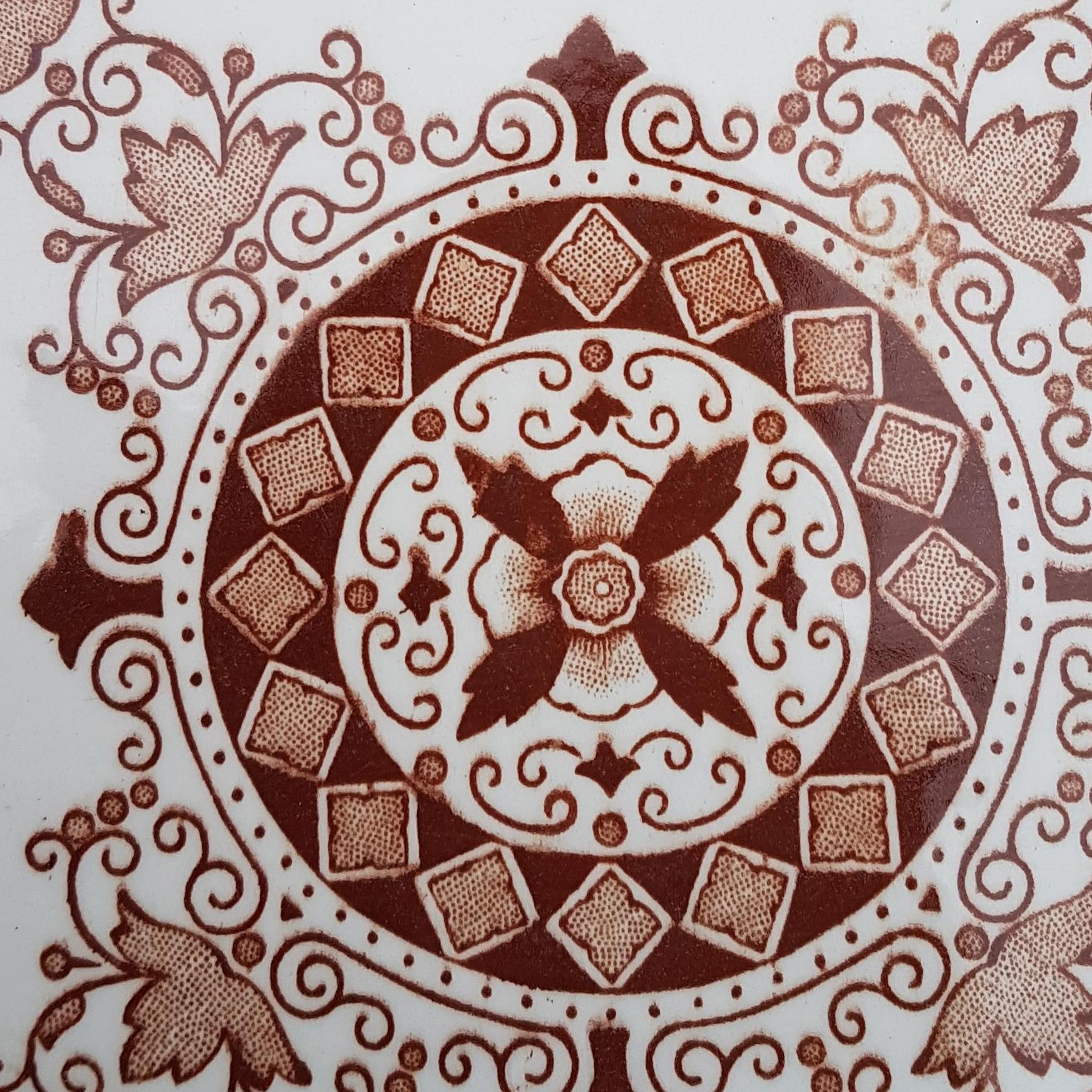 1 der 150 antiken dunkelrot-braunen Keramikfliesen von Morialme, ca. 1930er Jahre (Europäisch) im Angebot