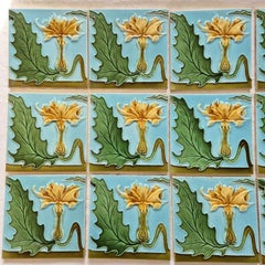 1 de los 18 azulejos en relieve Art Nouveau esmaltados con flores amarillo miel, Maison Helman