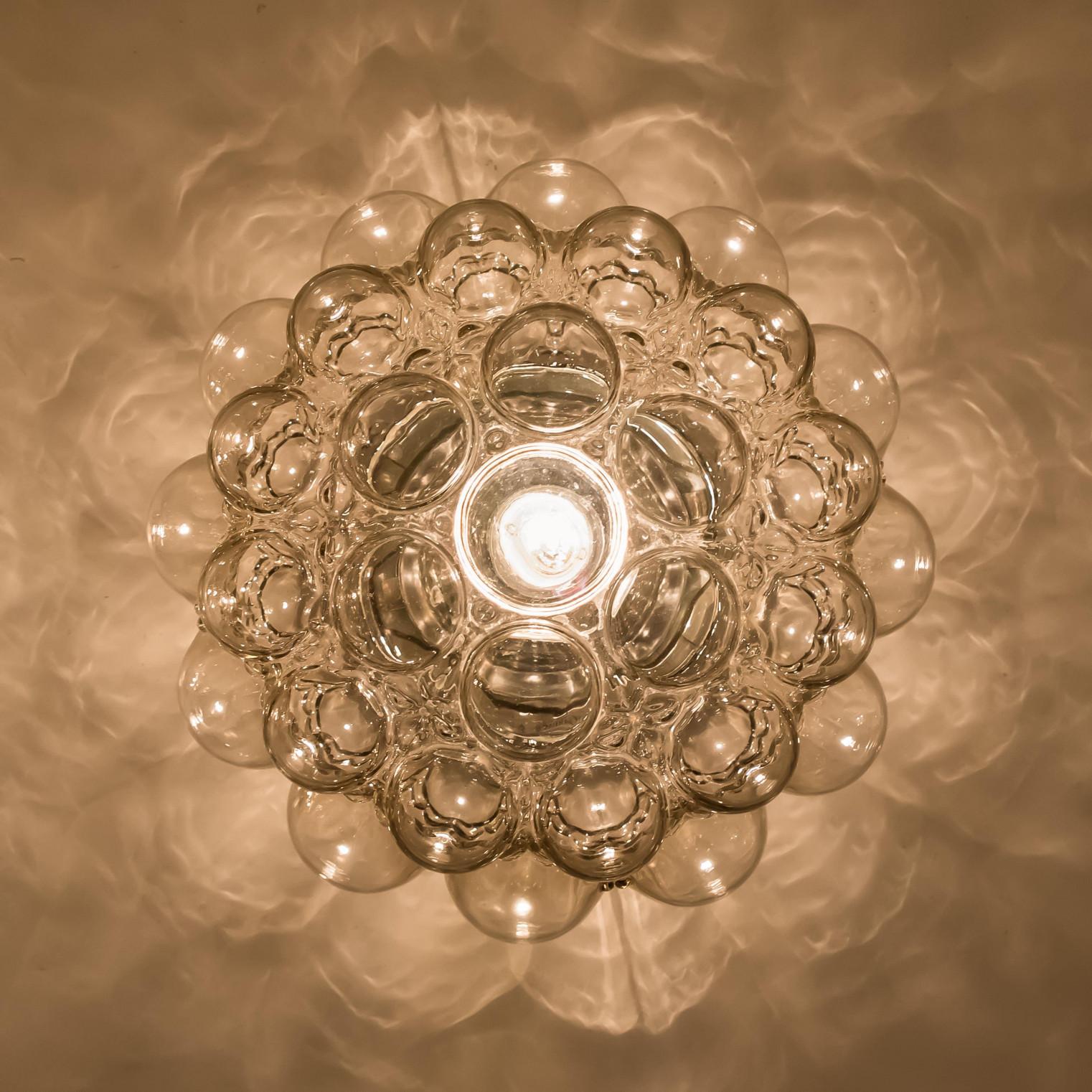 1 delle 2 lampade a sospensione in vetro a bolle d'ambra di Helena Tynell, 1960 in vendita 2