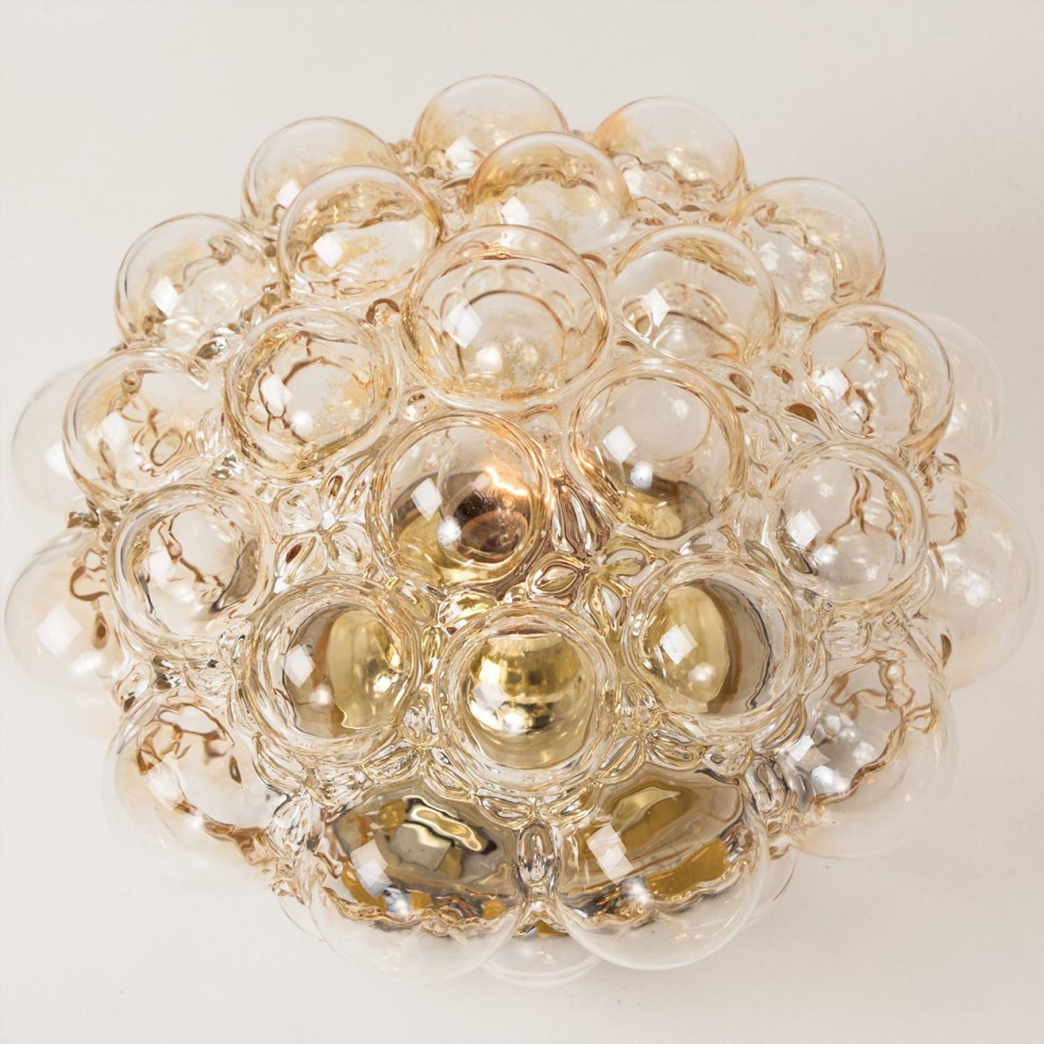 1 delle 2 lampade a sospensione in vetro a bolle d'ambra di Helena Tynell, 1960 in vendita 3