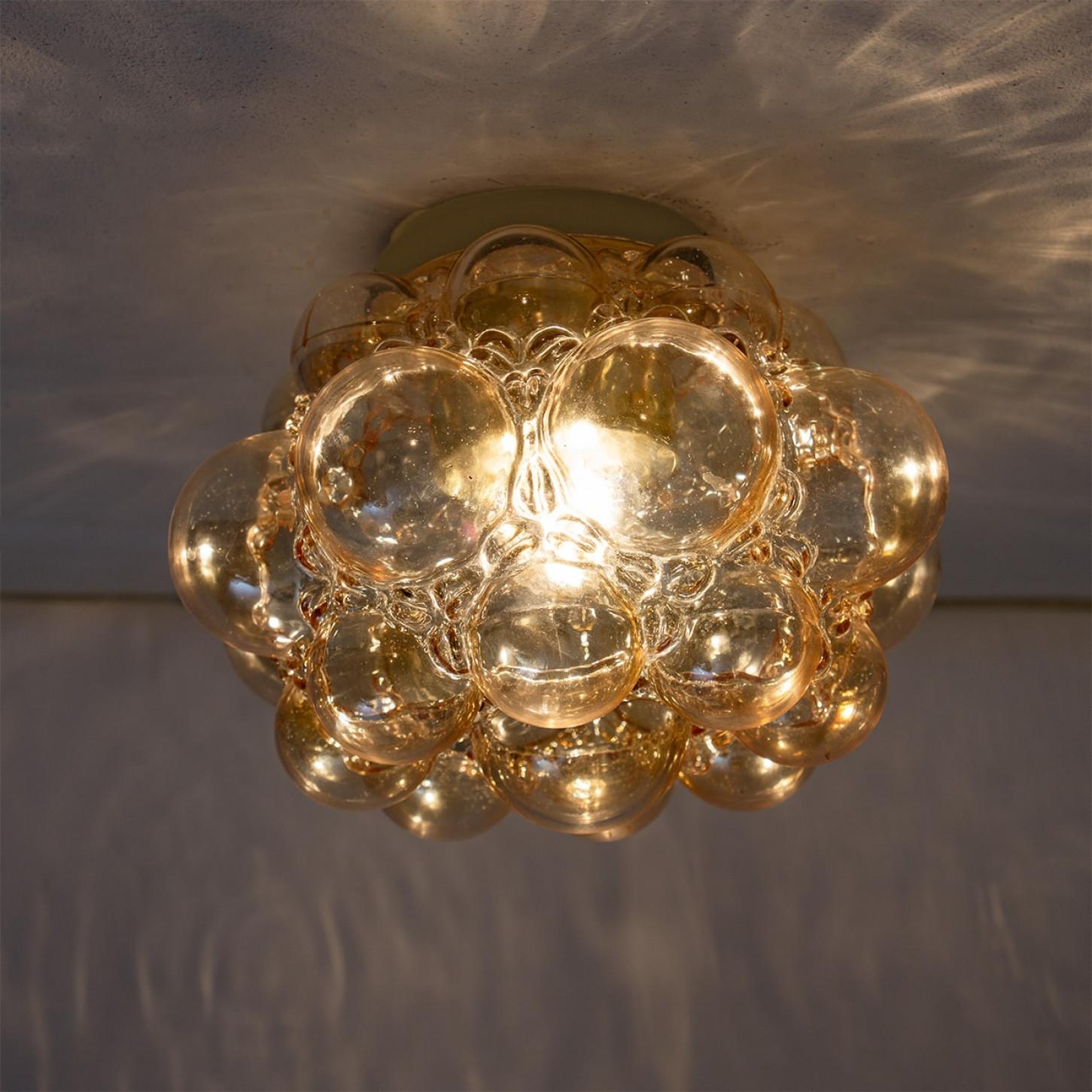 Altro 1 delle 2 lampade a sospensione in vetro a bolle d'ambra di Helena Tynell, 1960 in vendita