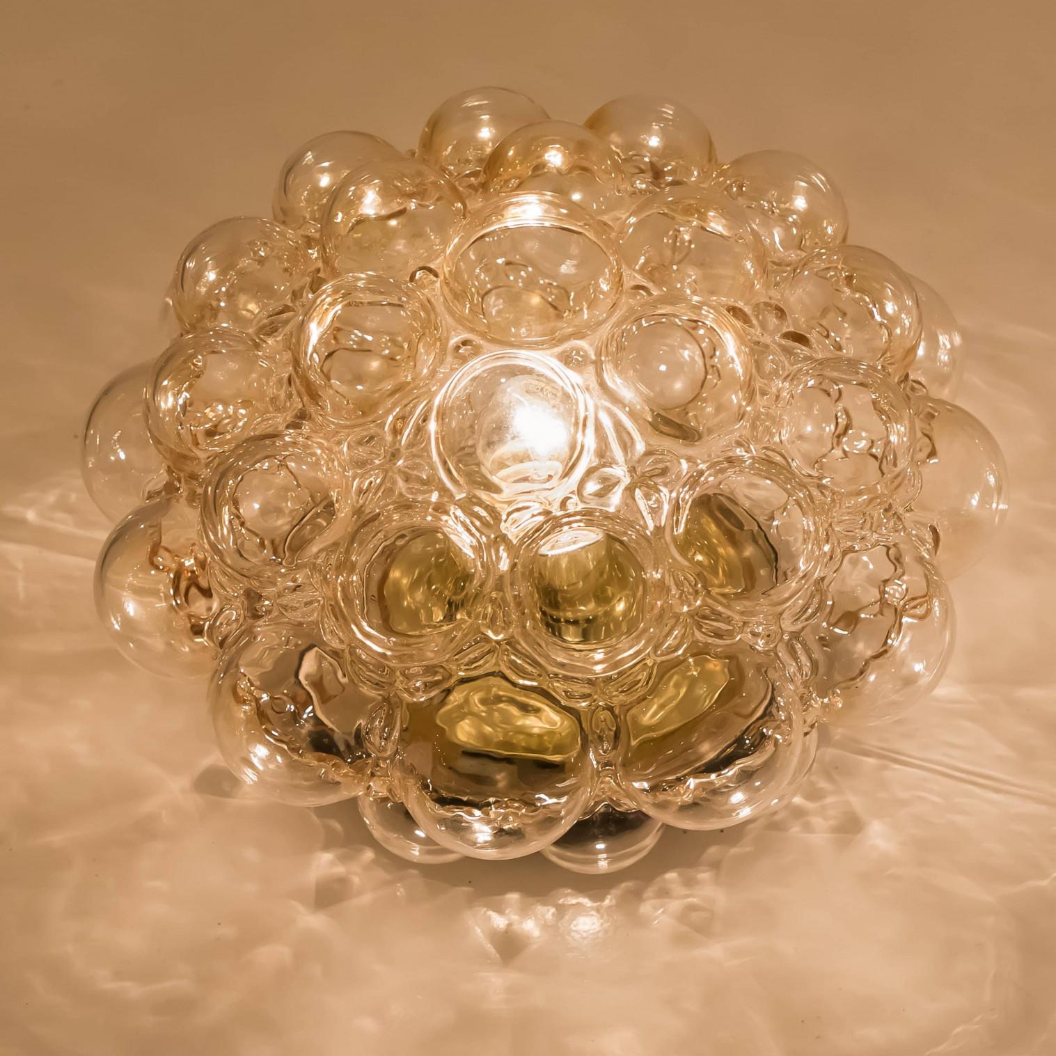 1 delle 2 lampade a sospensione in vetro a bolle d'ambra di Helena Tynell, 1960 In condizioni buone in vendita a Rijssen, NL