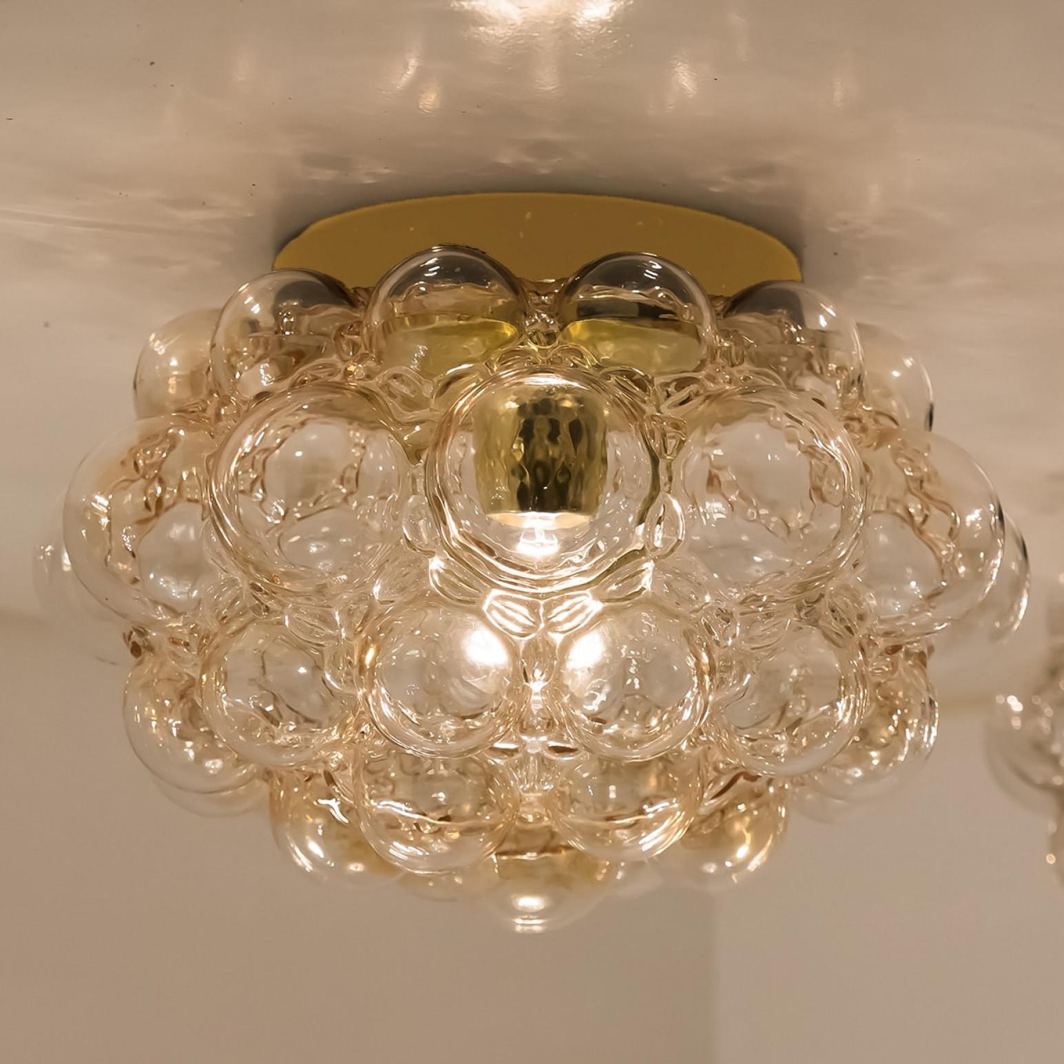 XX secolo 1 delle 2 lampade a sospensione in vetro a bolle d'ambra di Helena Tynell, 1960 in vendita