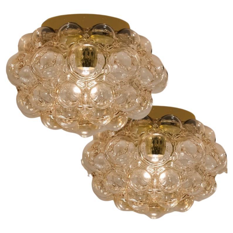 1 delle 2 lampade a sospensione in vetro a bolle d
ambra di Helena Tynell, 1960