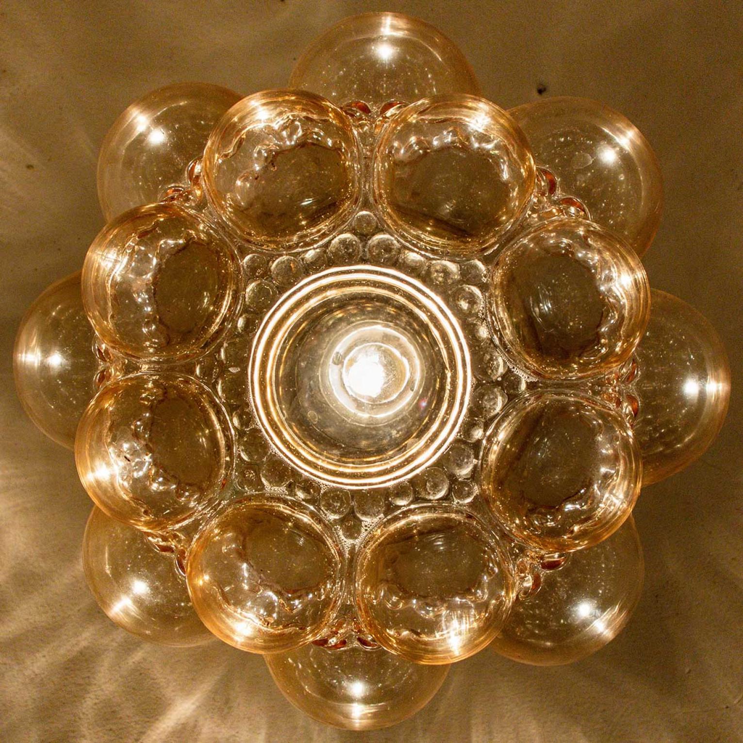 1 dei 2 apparecchi a sospensione in vetro a bolle d'ambra di Helena Tynell, 1960 in vendita 3