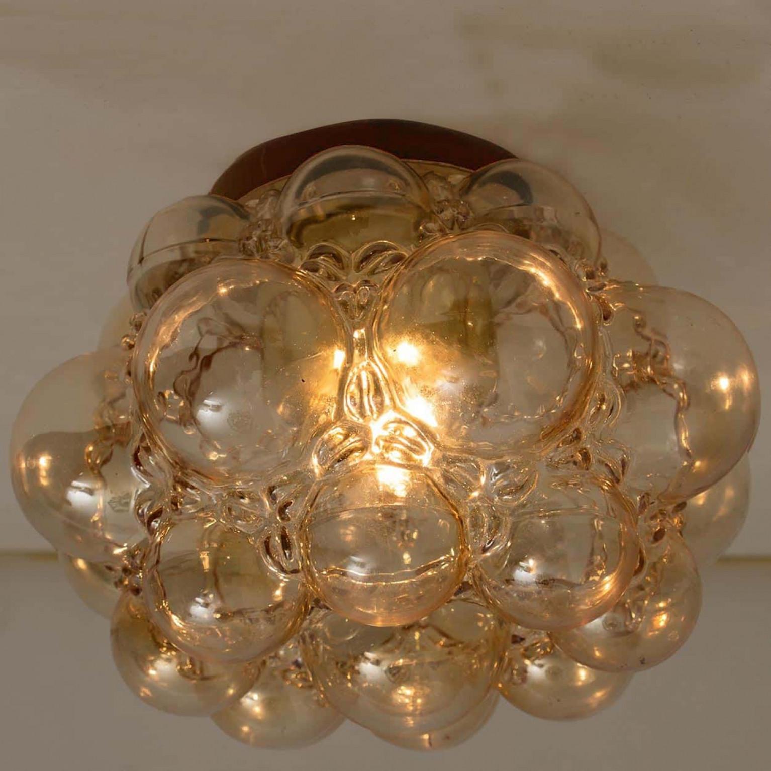 1 dei 2 apparecchi a sospensione in vetro a bolle d'ambra di Helena Tynell, 1960 in vendita 4