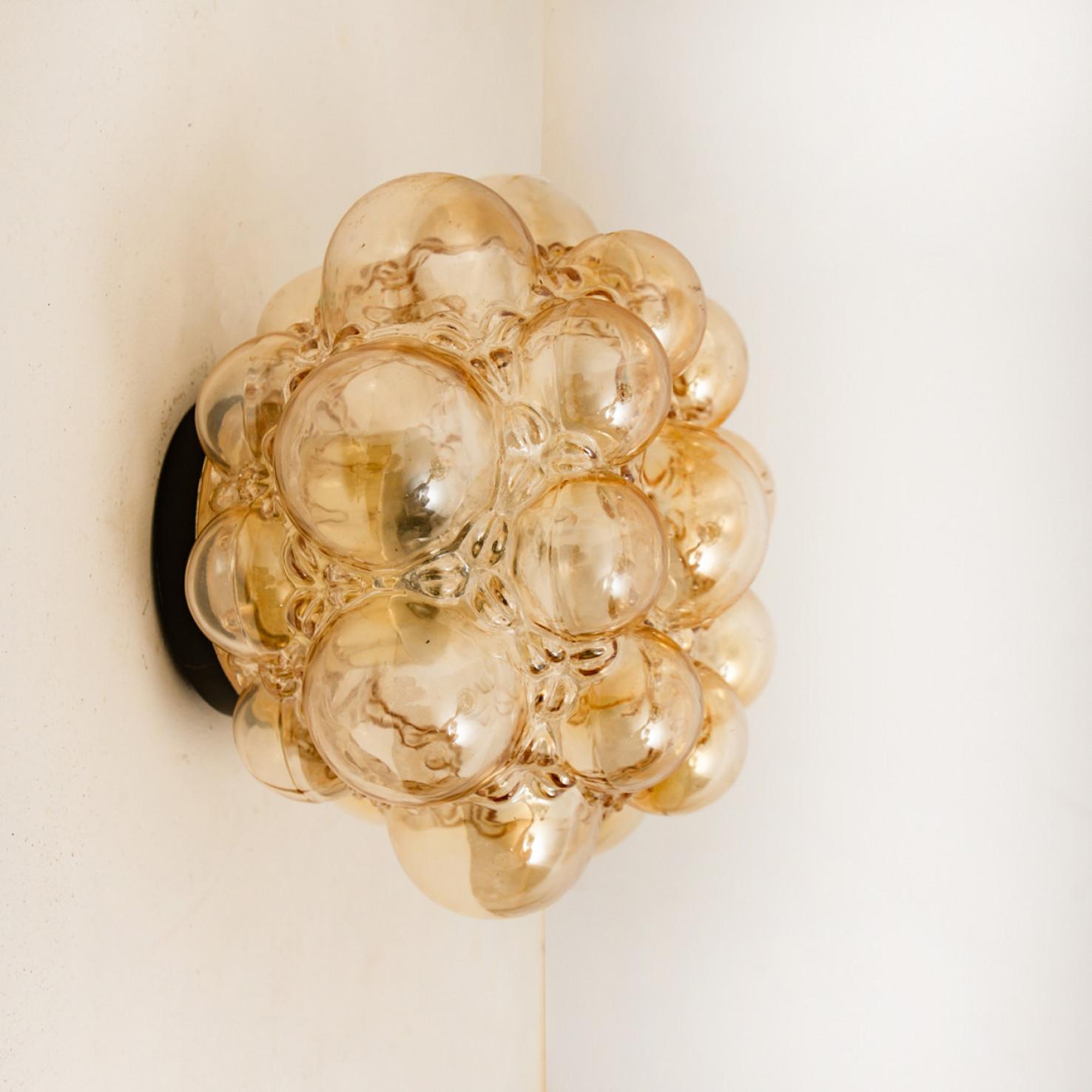 1 des 2 magnifiques luminaires en verre bulle conçus par Helena Tynell pour Glashütte Limburg. Design Classics, le verre soufflé à la main donne une merveilleuse lueur chaude. Illumine magnifiquement le mur et le plafond.

Dimensions des appliques