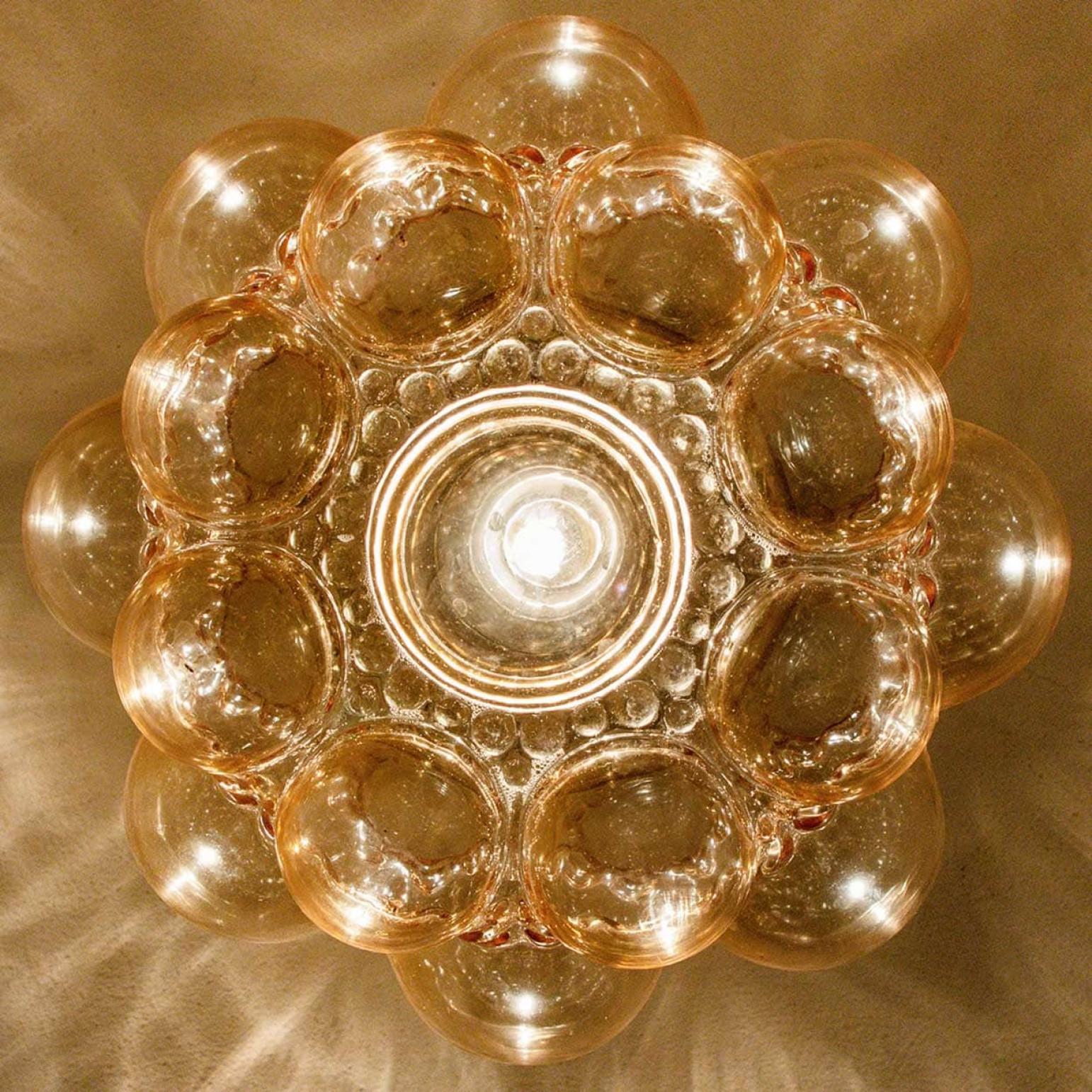 Mid-Century moderno 1 dei 2 apparecchi a sospensione in vetro a bolle d'ambra di Helena Tynell, 1960 in vendita