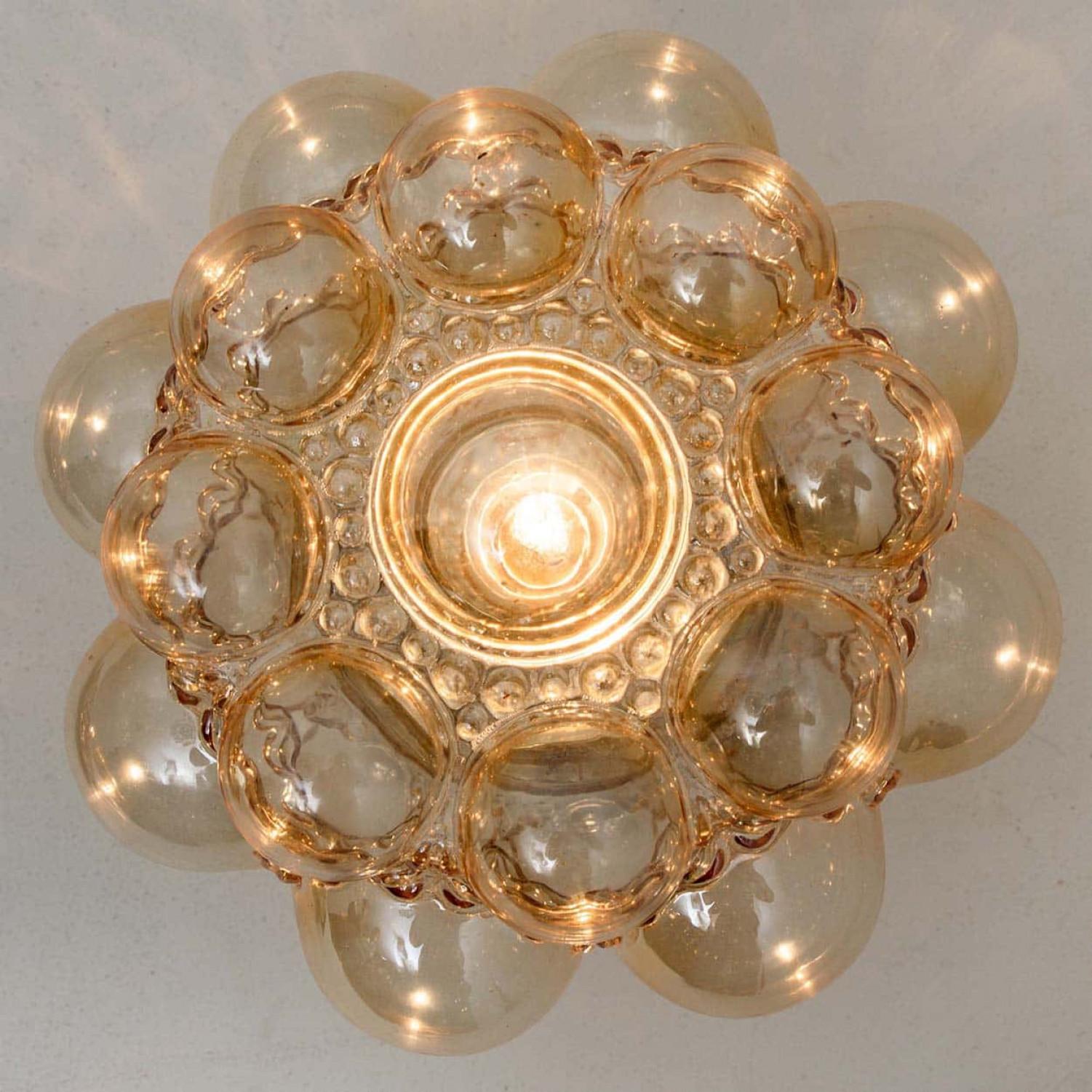 Pressato 1 dei 2 apparecchi a sospensione in vetro a bolle d'ambra di Helena Tynell, 1960 in vendita