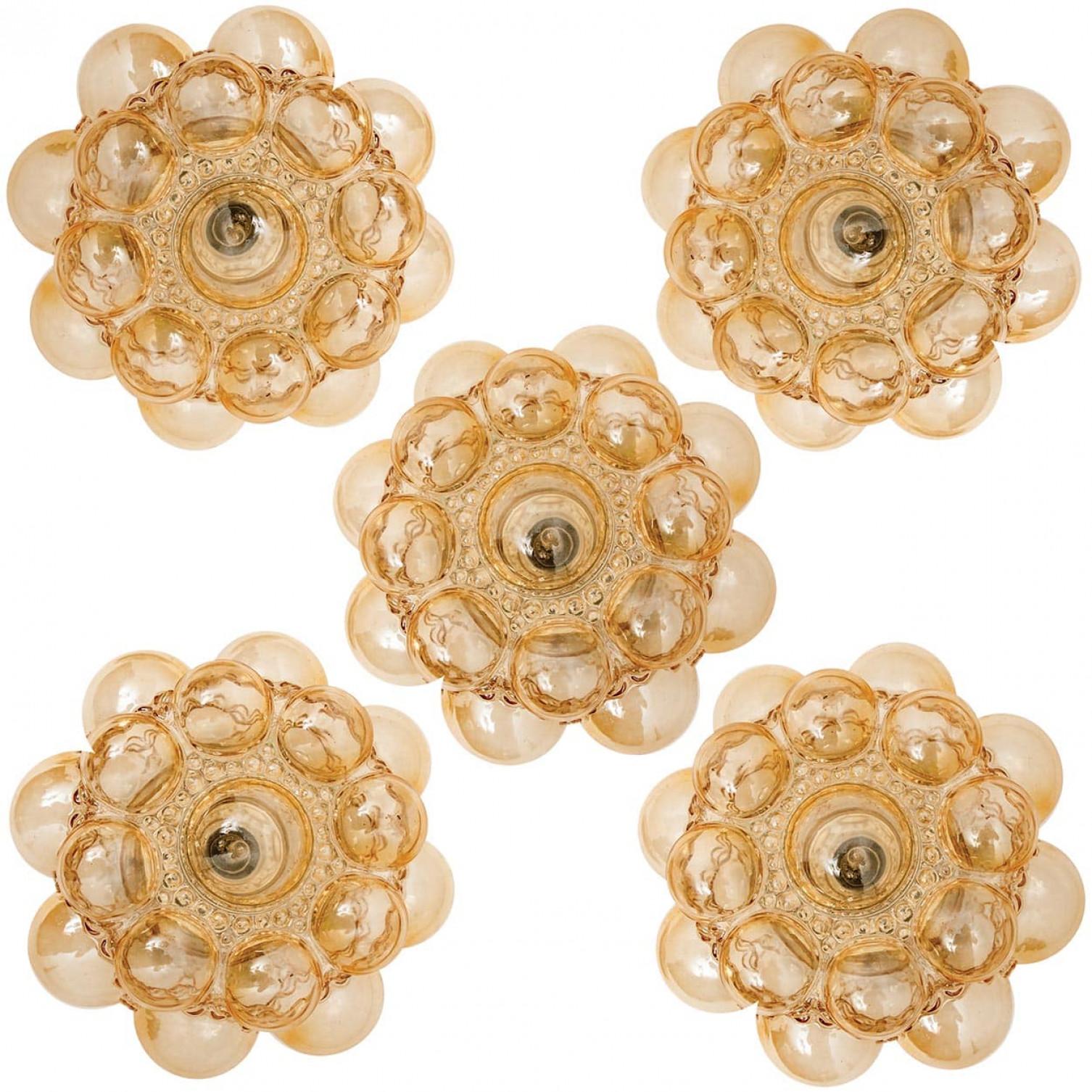 1 dei 2 apparecchi a sospensione in vetro a bolle d'ambra di Helena Tynell, 1960 In condizioni buone in vendita a Rijssen, NL