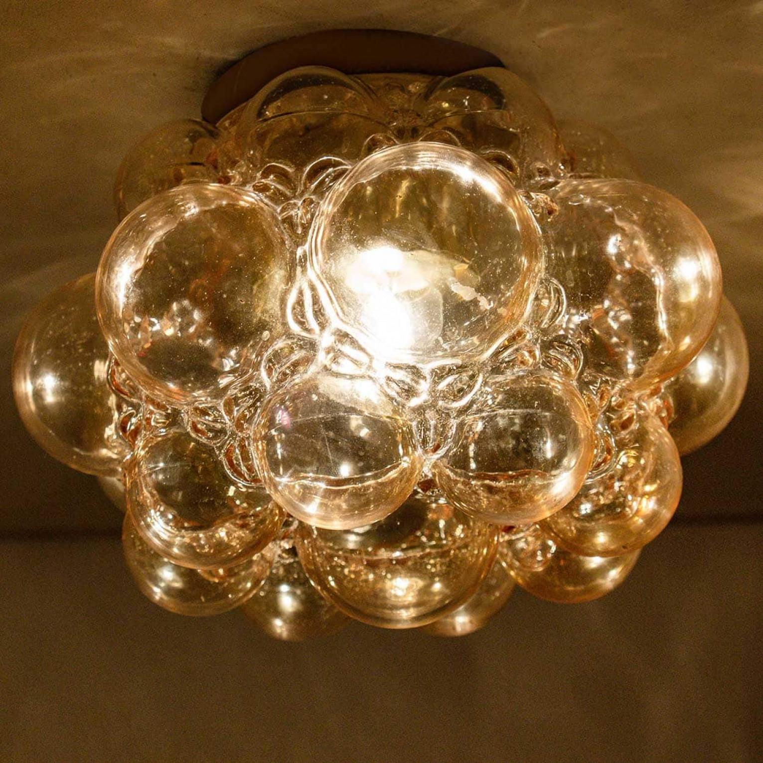 XX secolo 1 dei 2 apparecchi a sospensione in vetro a bolle d'ambra di Helena Tynell, 1960 in vendita