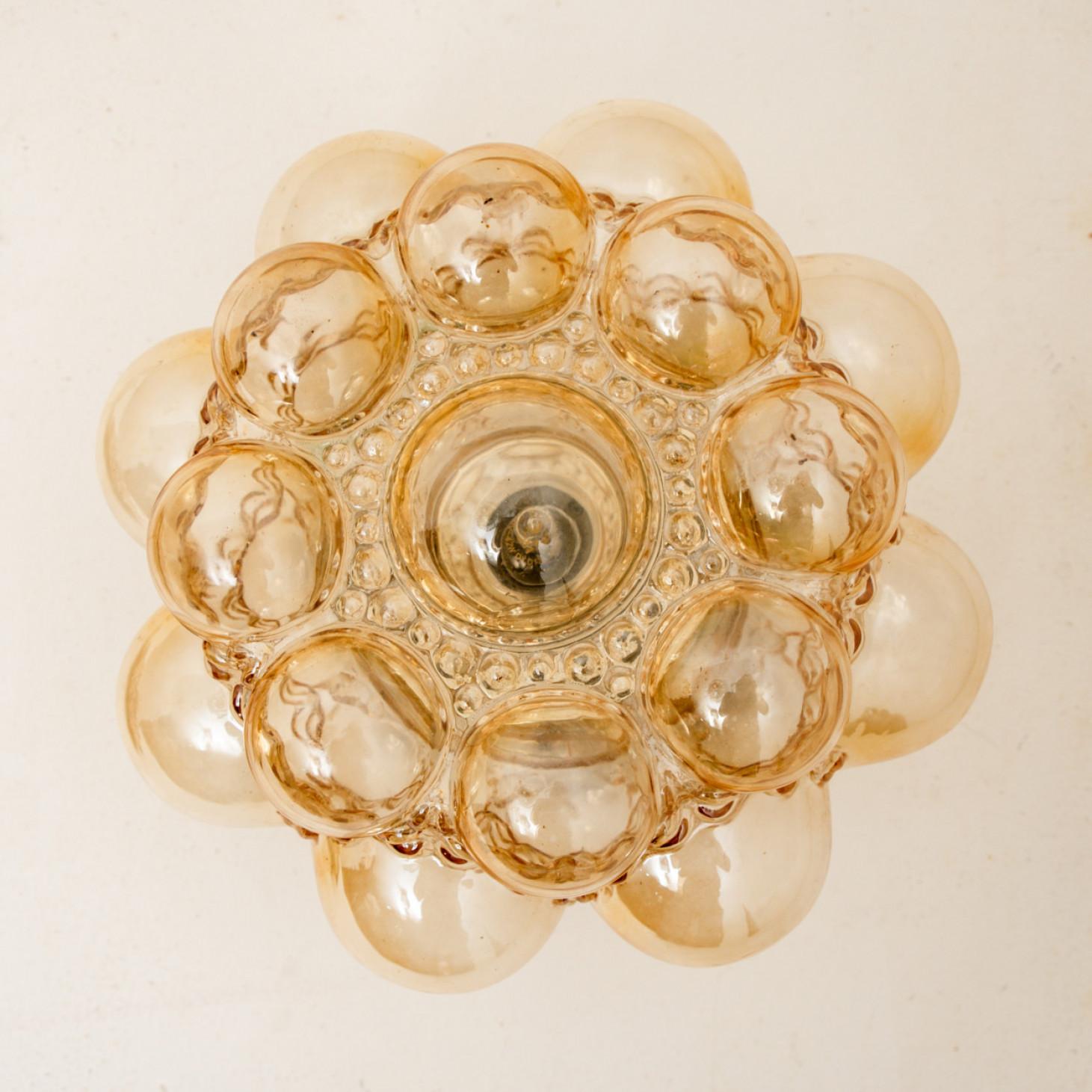 Verre 1 des 2 lampes à suspension en verre bullé ambré d'Helena Tynell, 1960 en vente