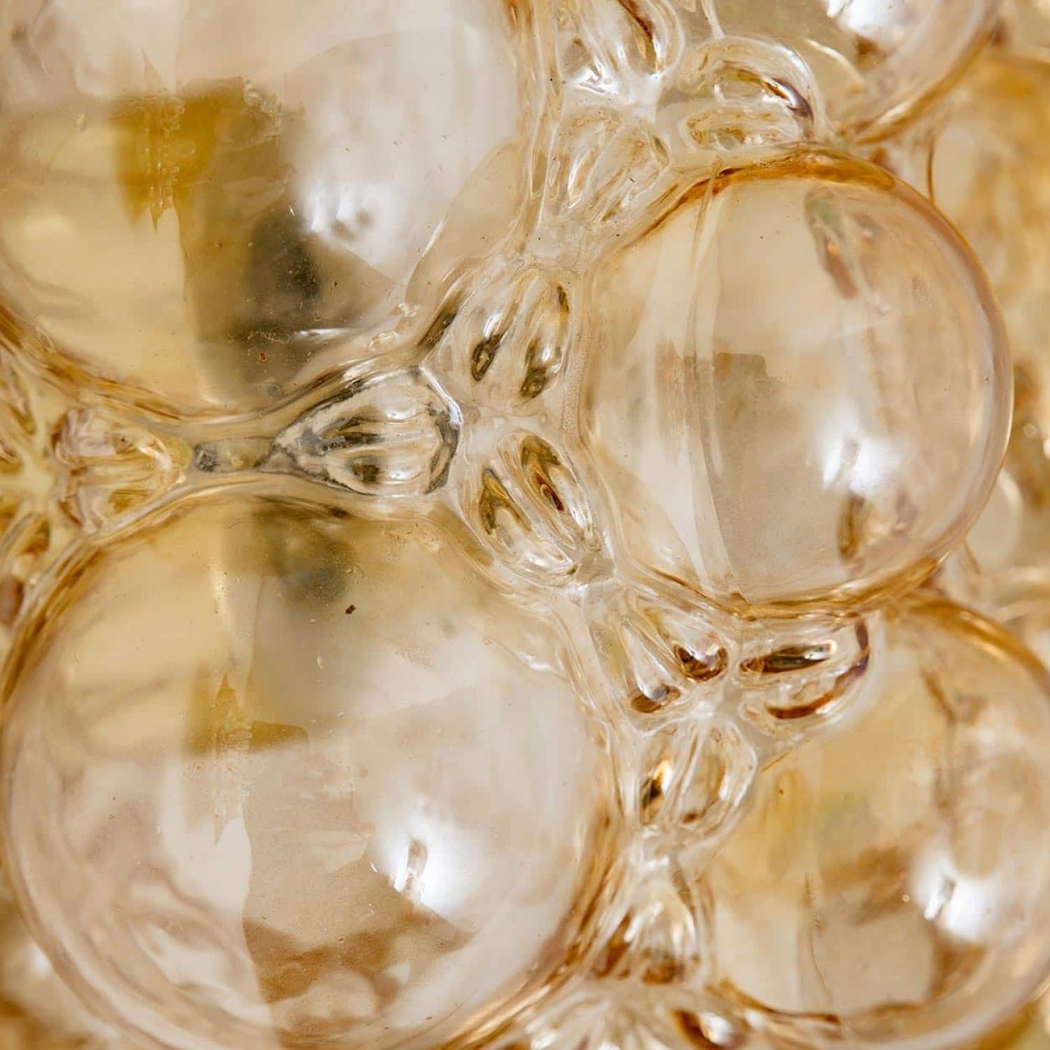 Vetro 1 dei 2 apparecchi a sospensione in vetro a bolle d'ambra di Helena Tynell, 1960 in vendita