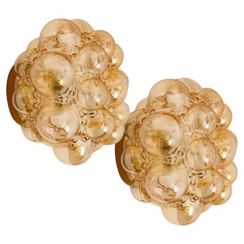 1 de las 2 lámparas colgantes de cristal burbuja ámbar de Helena Tynell, 1960