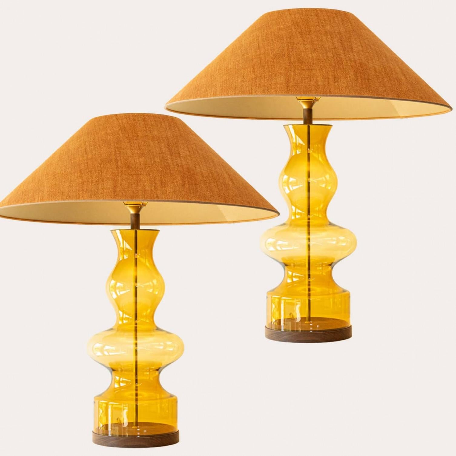 High quality amber glass bubble table lamp, 1970s.

This unique table lamp features a striking vintage amber glass base with an elegant, sculptural bubble silhouette. The warm amber hue adds a retro touch while casting a soft, inviting glow. Topped