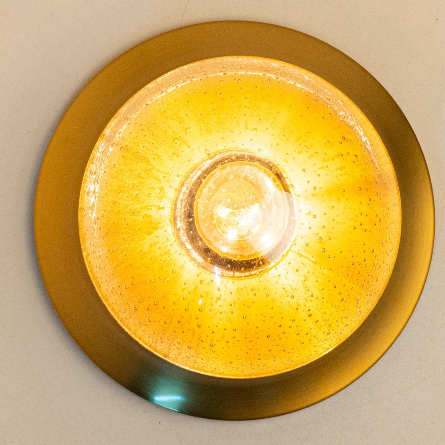1 des 2 plafonniers en verre ambré de style Limburg, 1960 en vente 3