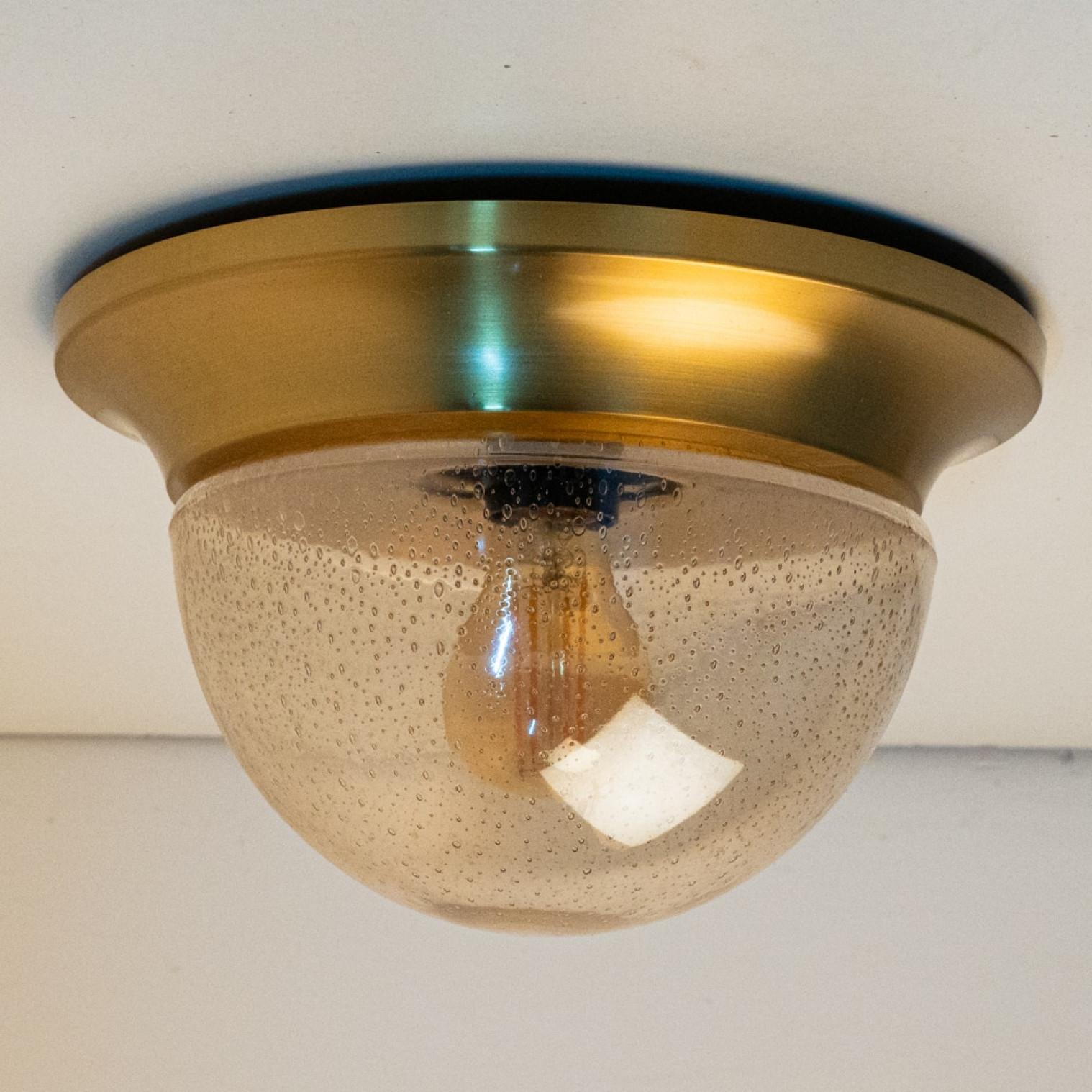 1 des 2 plafonniers en verre ambré de style Limburg, 1960 en vente 8