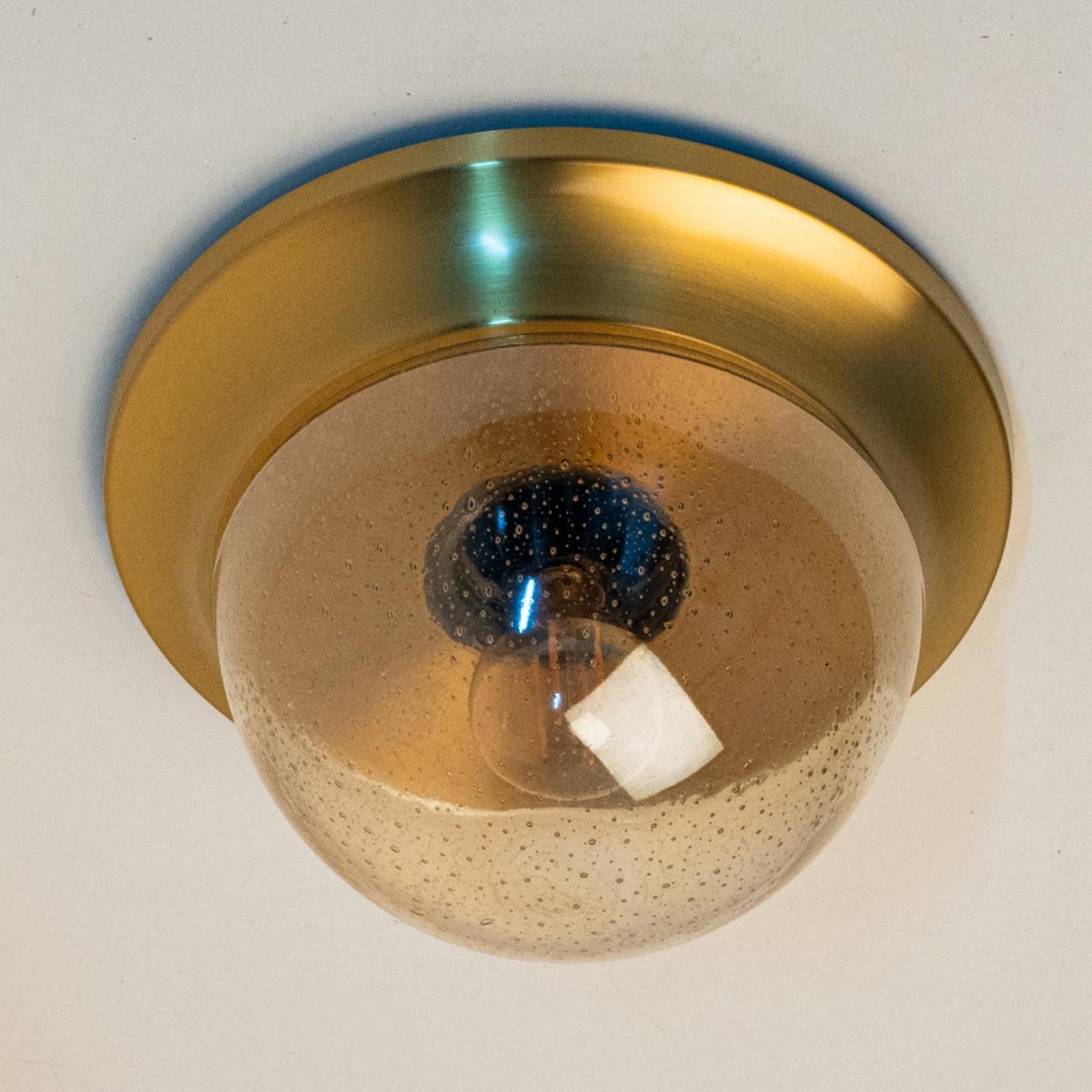 1 des 2 plafonniers en verre ambré de style Limburg, 1960 en vente 9