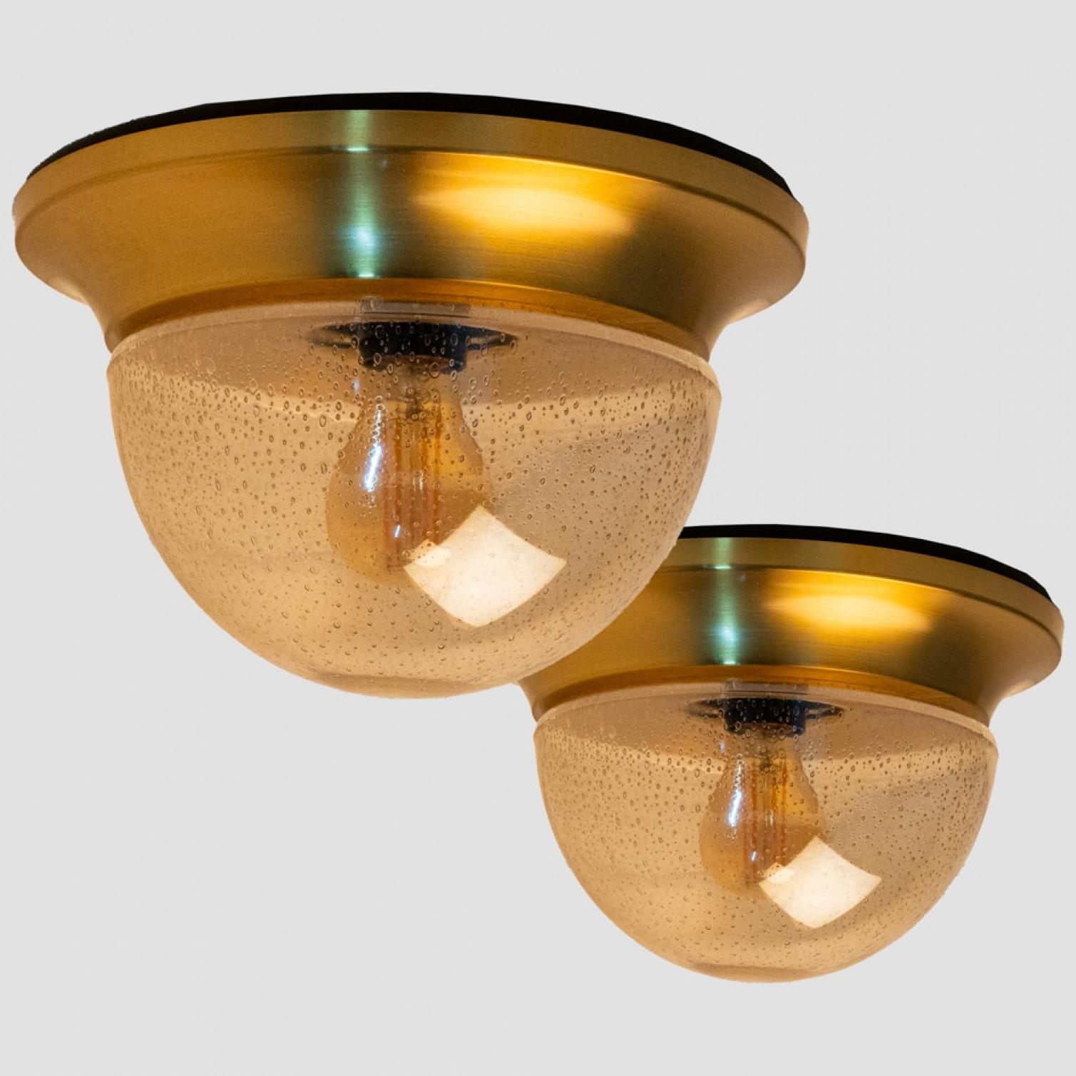 1 des 2 appliques/encastrés ronds en verre ambré dans le style de Limburg vers 1960 en Europe, Allemagne. Le verre soufflé à la main est impeccable, avec de petites bulles qui créent un bel effet lorsque la lumière se reflète sur le plafond. Le