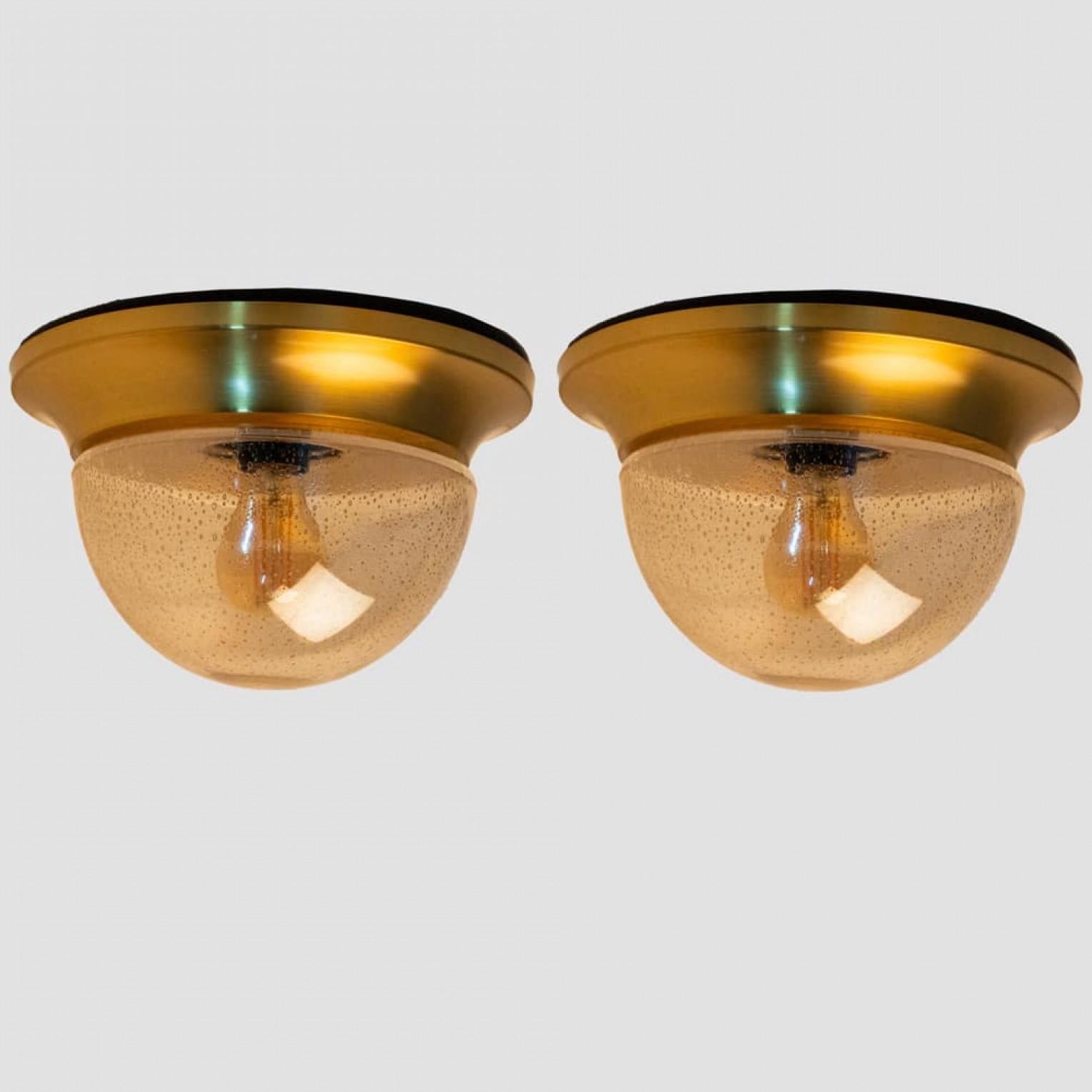 Autre 1 des 2 plafonniers en verre ambré de style Limburg, 1960 en vente