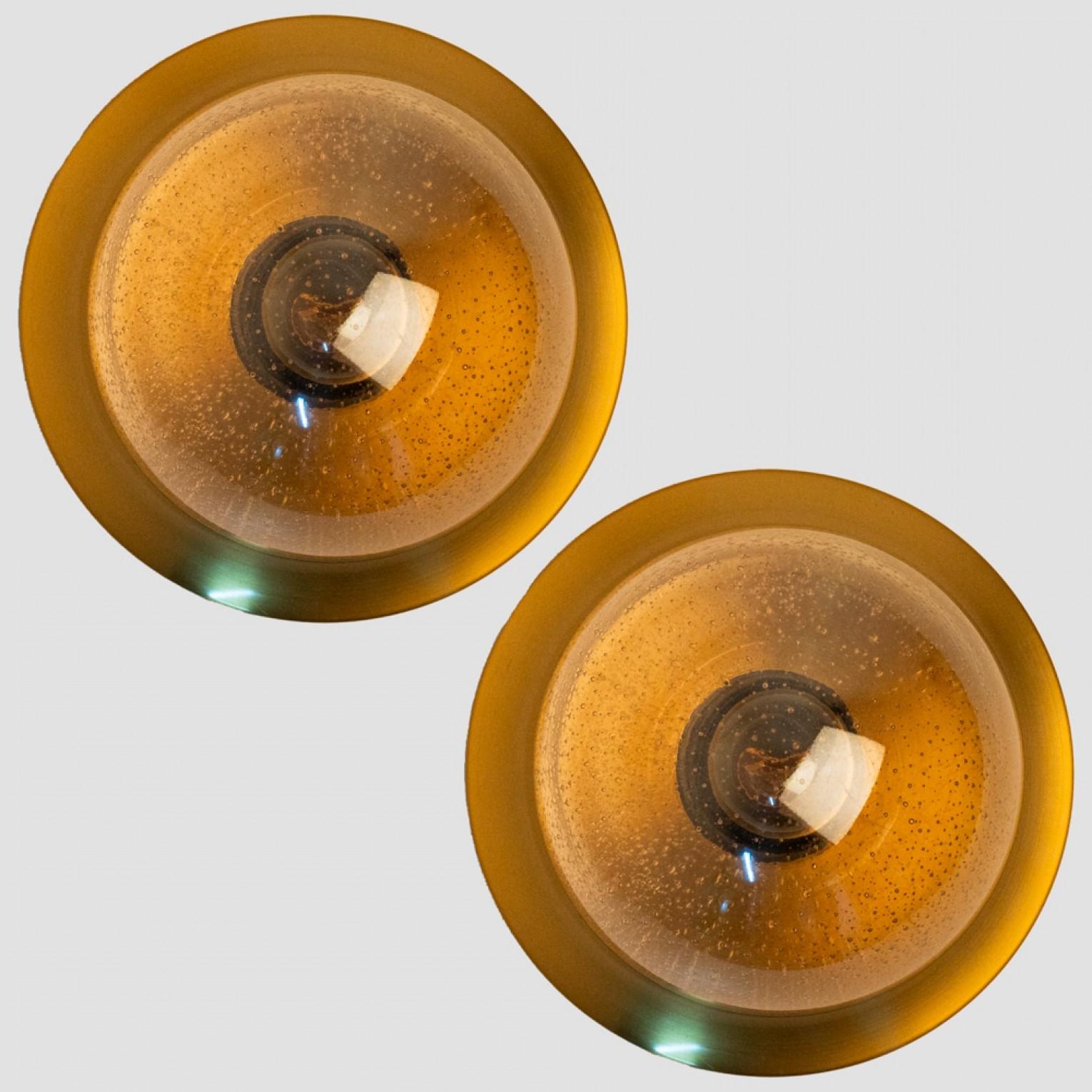 1 des 2 plafonniers en verre ambré de style Limburg, 1960 Bon état - En vente à Rijssen, NL