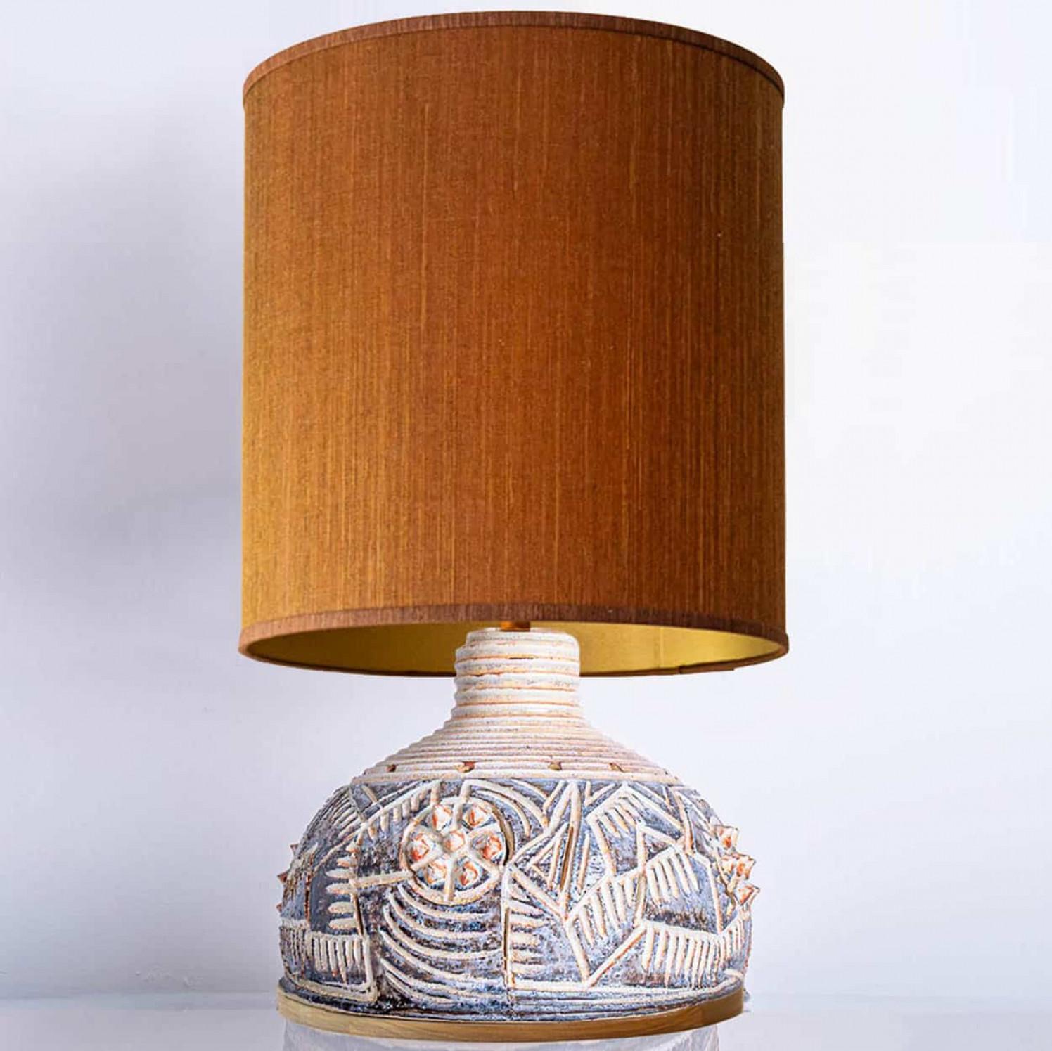 1 of the 2 Axella Ceramic Beige Brown Table Lamps with Custom Shade by R. Houben In Good Condition For Sale In Rijssen, NL