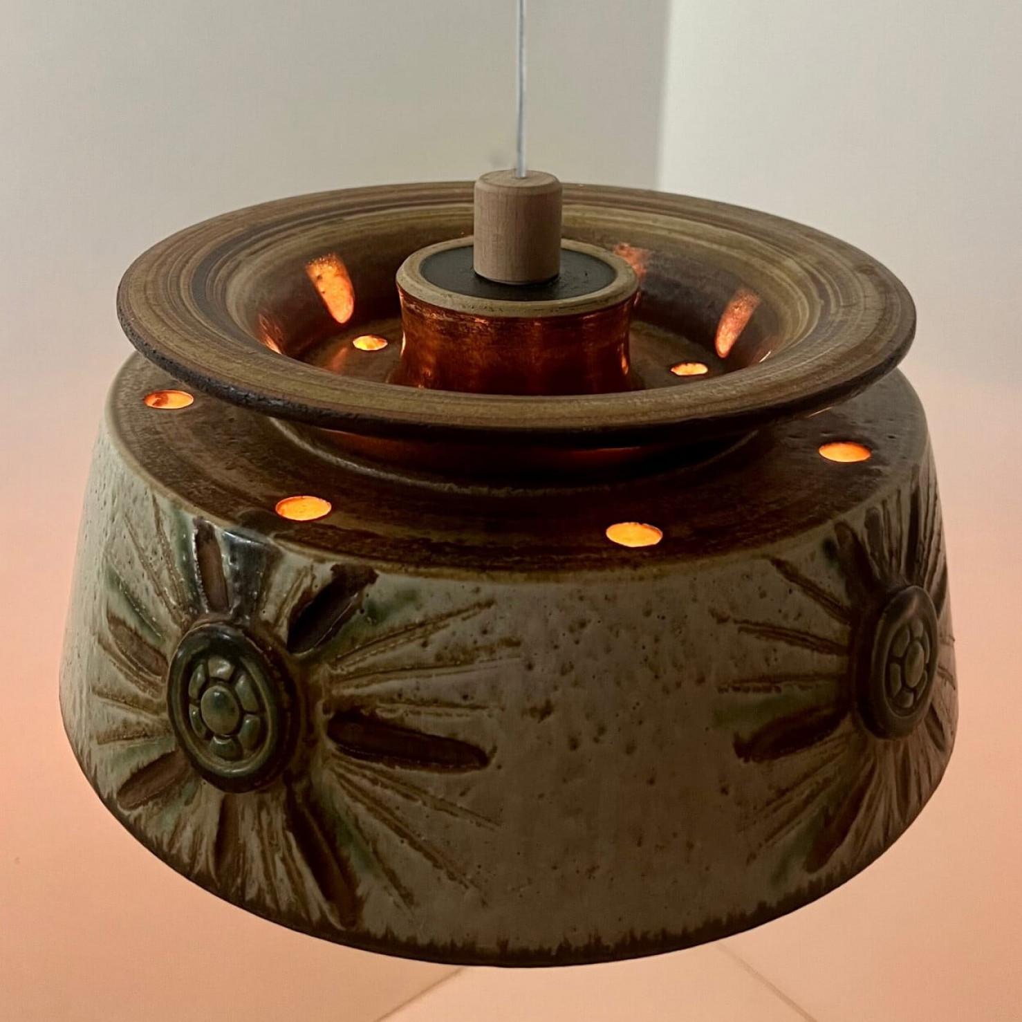 1 delle 2 lampade a sospensione Axella Ceramic Taupe Green Ceramic, Danimarca, 1970 in vendita 3