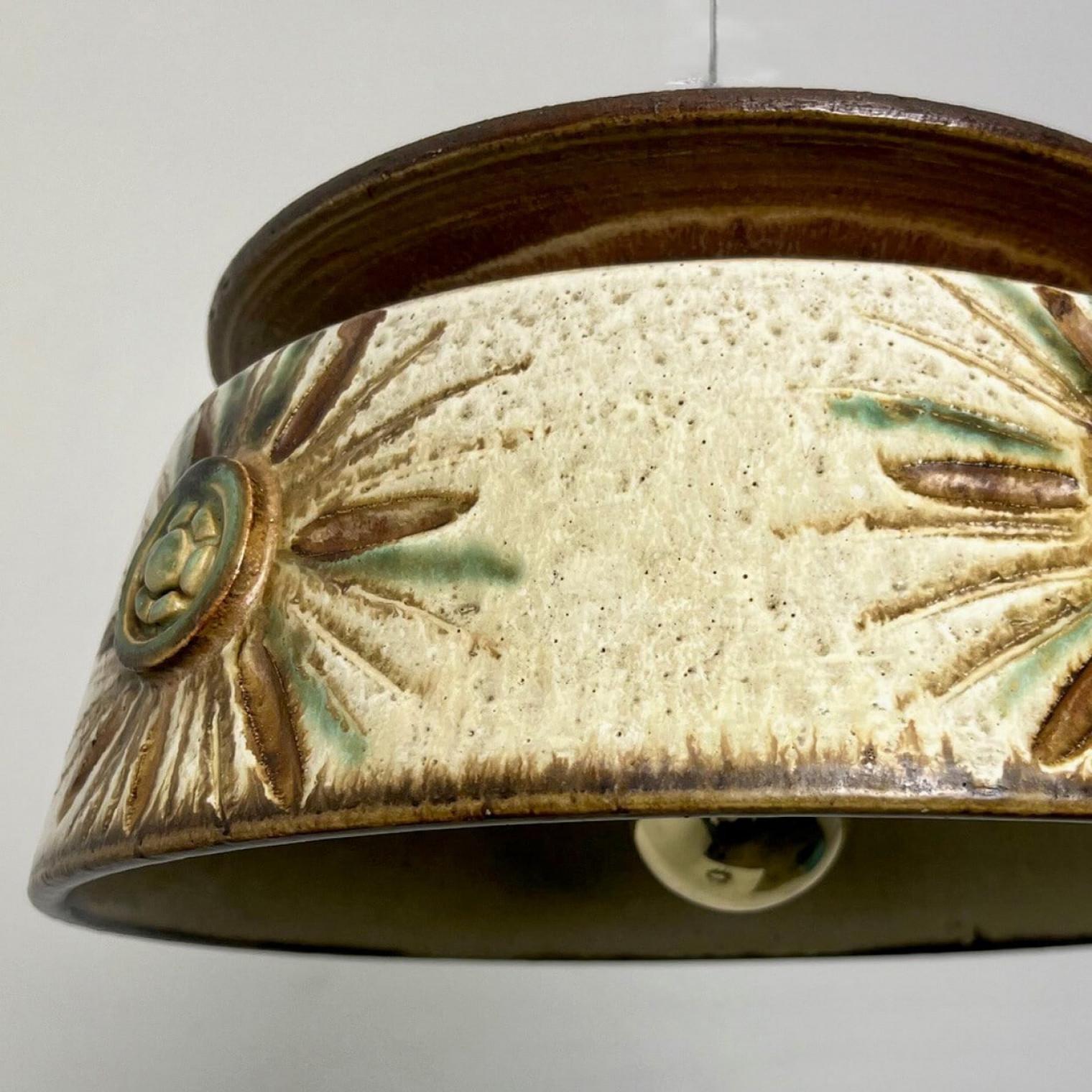 1 delle 2 lampade a sospensione Axella Ceramic Taupe Green Ceramic, Danimarca, 1970 in vendita 6