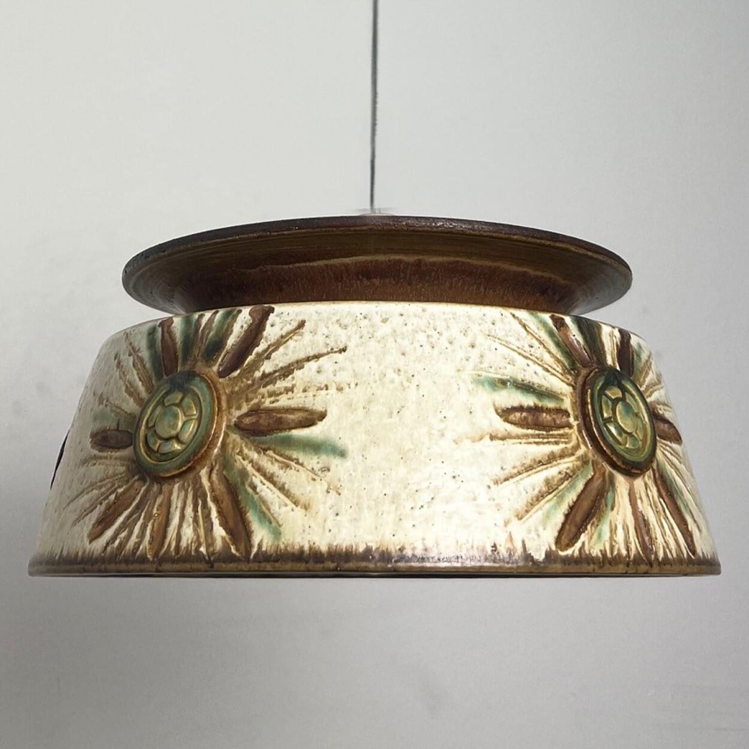 1 delle 2 lampade a sospensione Axella Ceramic Taupe Green Ceramic, Danimarca, 1970 in vendita 7