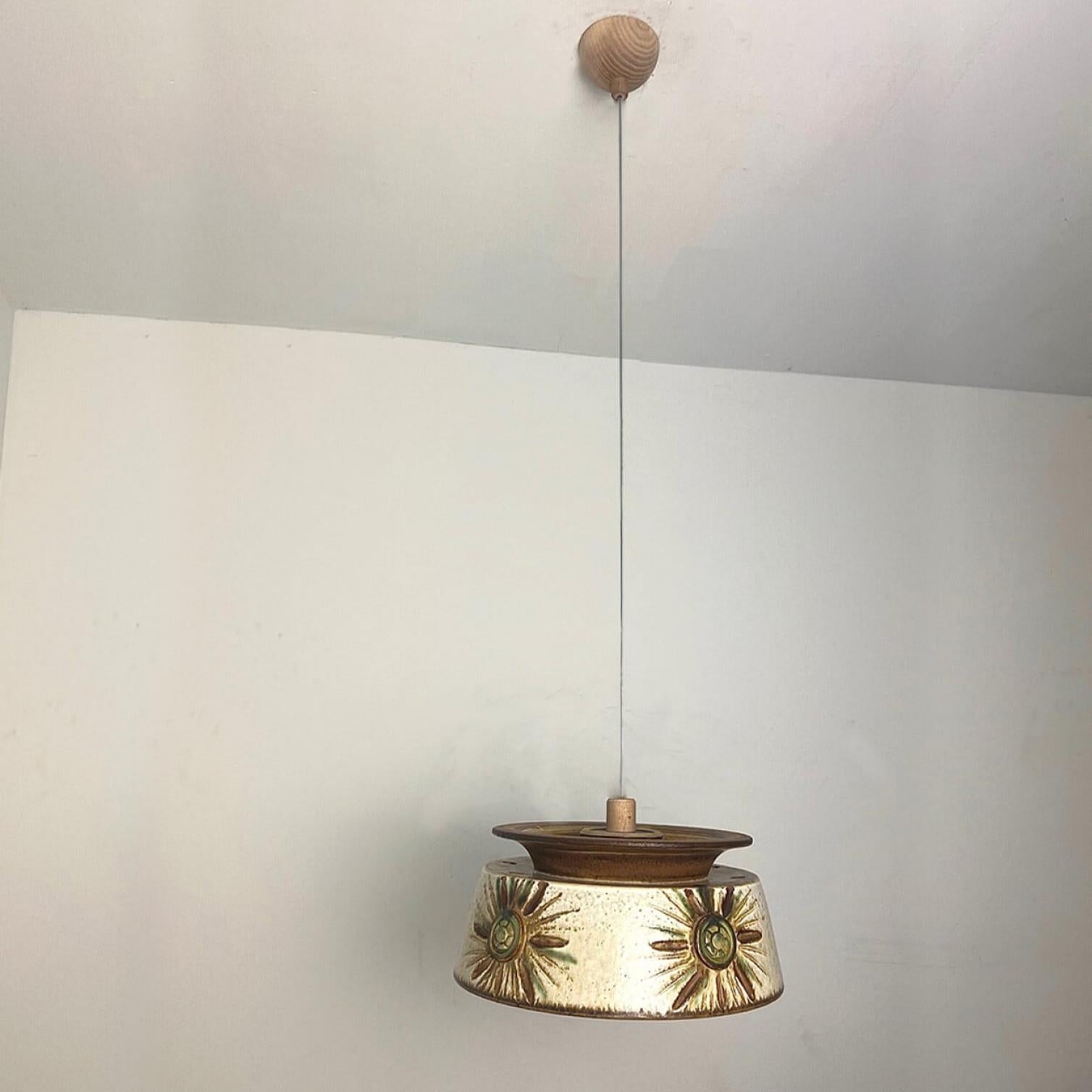 1 delle 2 lampade a sospensione Axella Ceramic Taupe Green Ceramic, Danimarca, 1970 In condizioni buone in vendita a Rijssen, NL