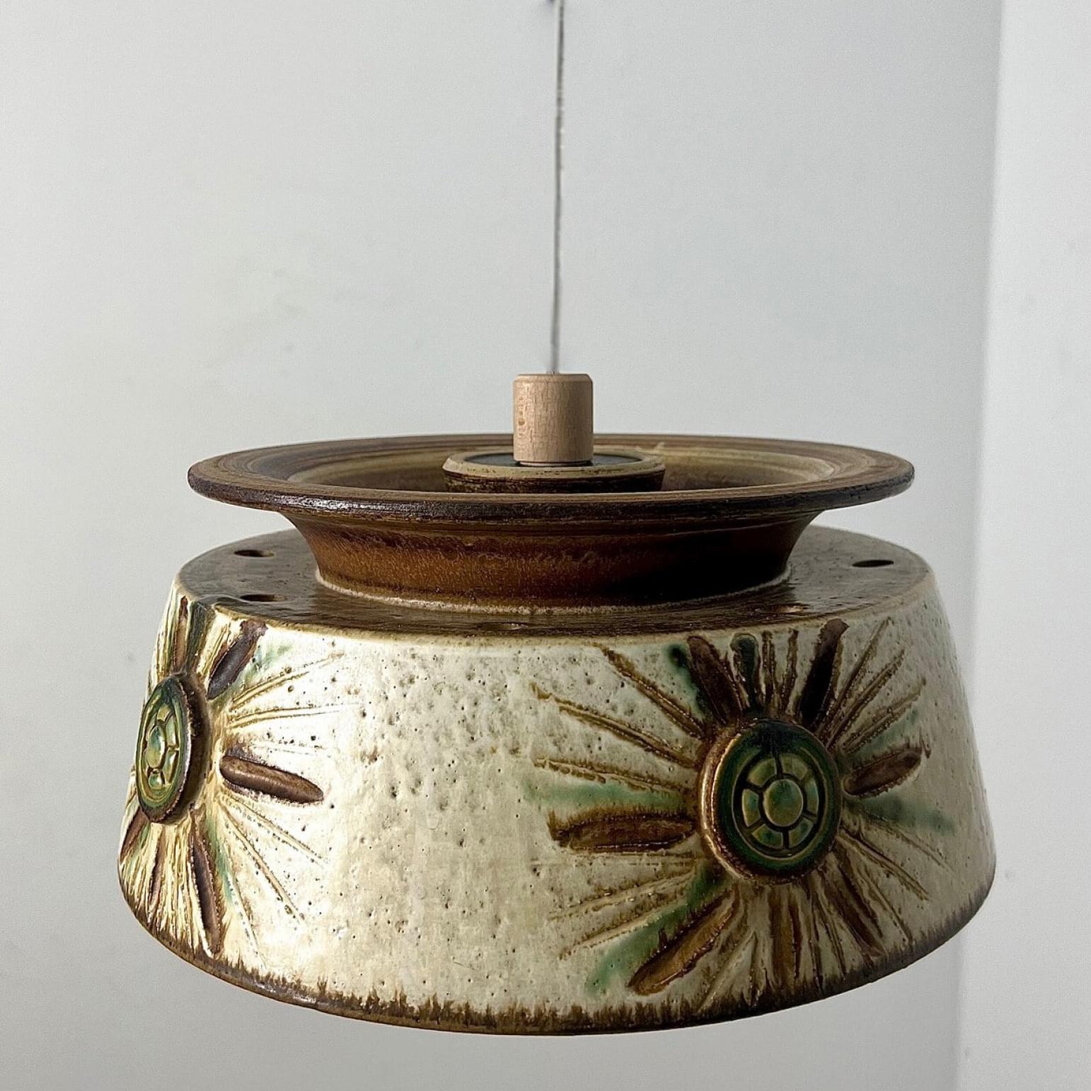Ceramica 1 delle 2 lampade a sospensione Axella Ceramic Taupe Green Ceramic, Danimarca, 1970 in vendita