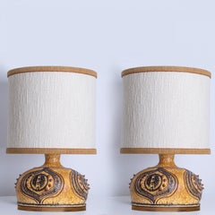 1 der 2 Axella-Keramiklampen in Cognacgelb mit maßgefertigten Lampenschirmen, Dänemark 1970