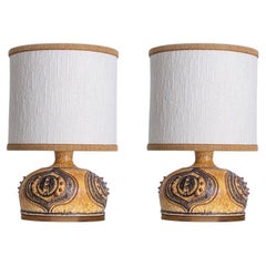 1 des 2 lampes Axella en céramique jaune cognac avec abat-jour personnalisé, Danemark 1970 1 des 2 lampes Axella en céramique jaune cognac avec abat-jour personnalisé, Danemark 1970