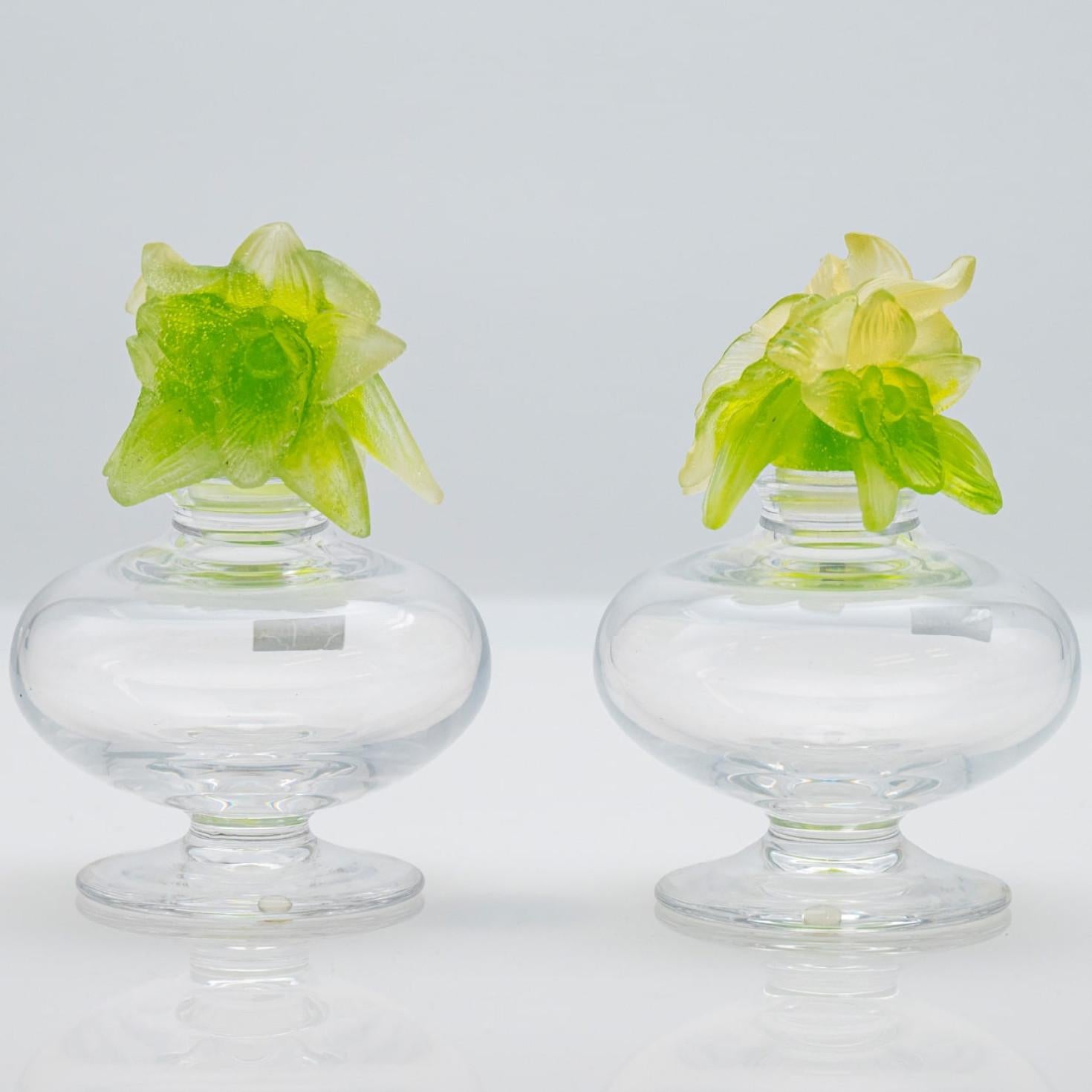 1 delle 2 bottiglie di fiori verdi in vetro artistico di Baccarat, Francia In condizioni buone in vendita a Rijssen, NL