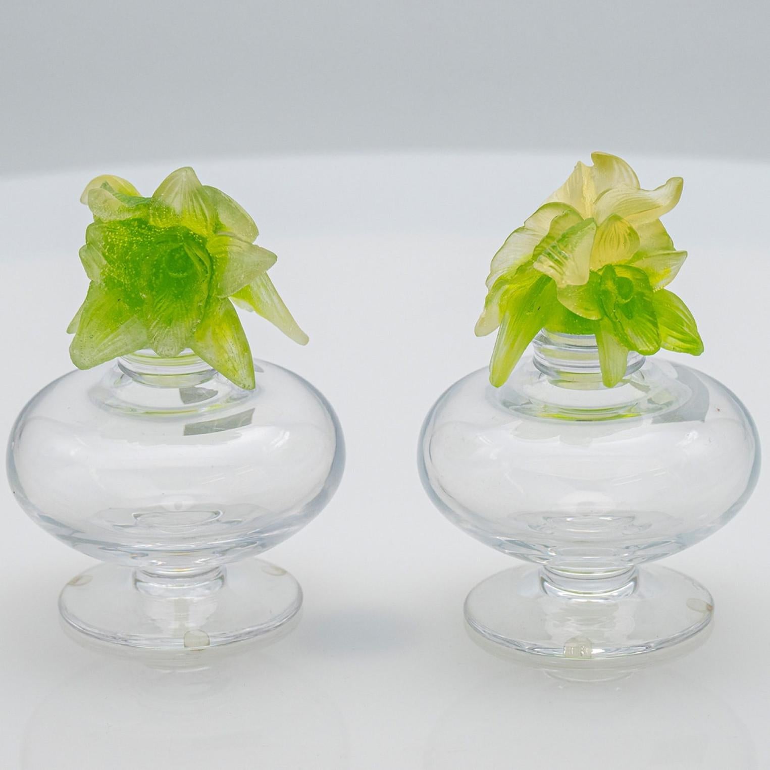 Vetro artistico 1 delle 2 bottiglie di fiori verdi in vetro artistico di Baccarat, Francia in vendita