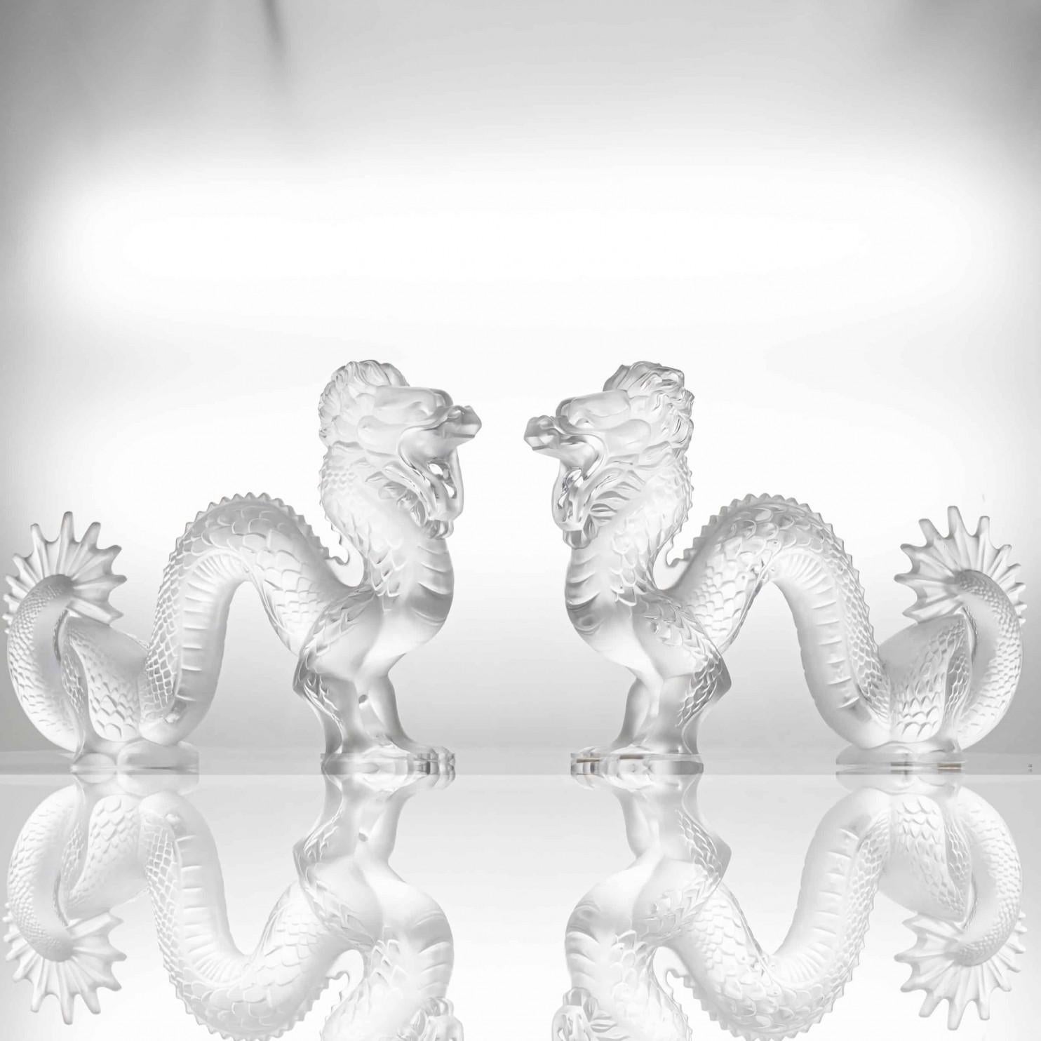 Lujo en estado puro, 1 de los 2 dragones de cristal transparente de alta gama de Baccarat, Francia.

Esta hermosa escultura de un dragón está hecha de cristal transparente de Baccarat.

Tenga en cuenta que el precio es por una pieza, tenemos dos