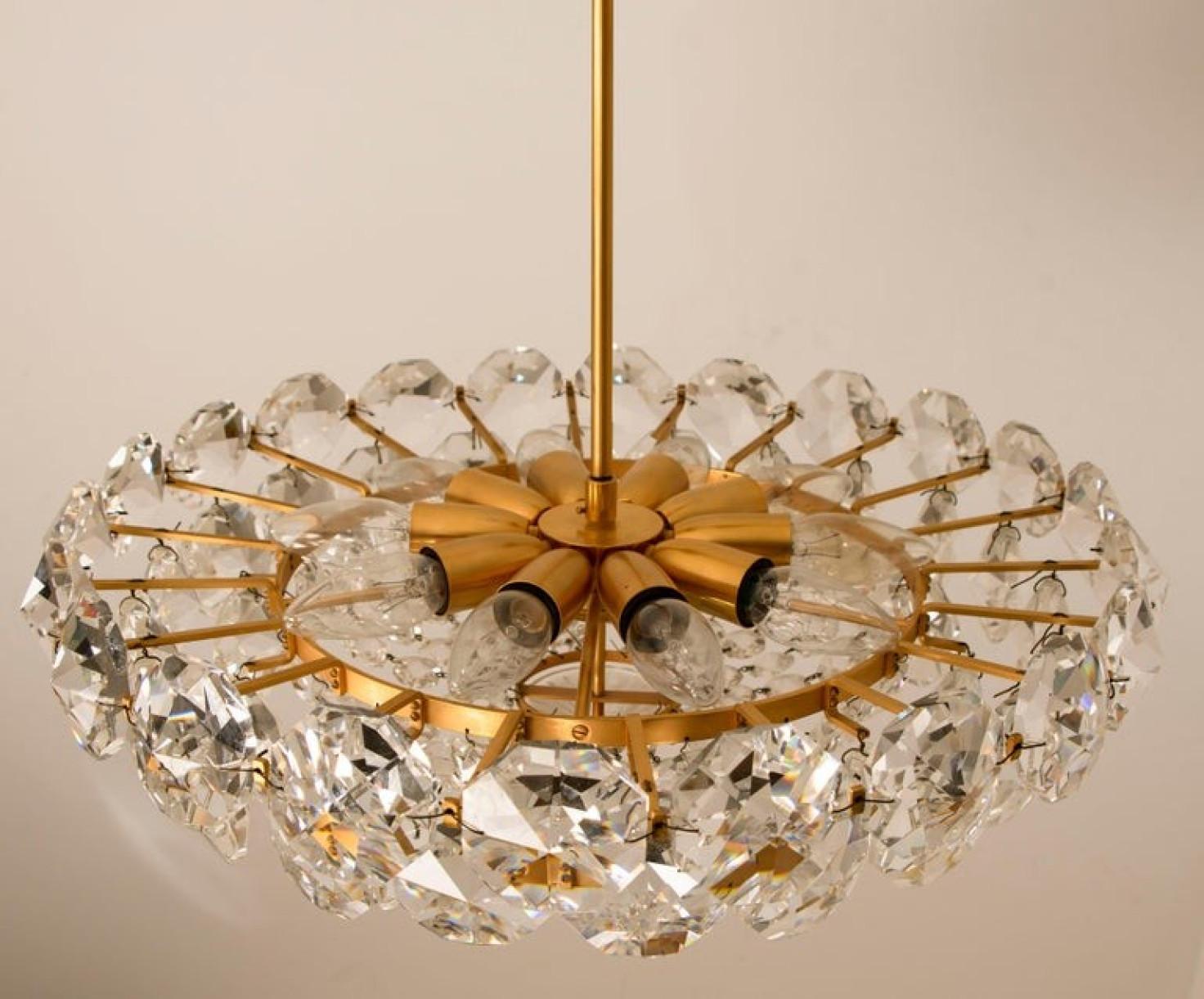 1 of the 2 Bakalowits & Söhne Crystal Chandeliers, Brass and Crystal Glass, Aust In Good Condition For Sale In Rijssen, NL