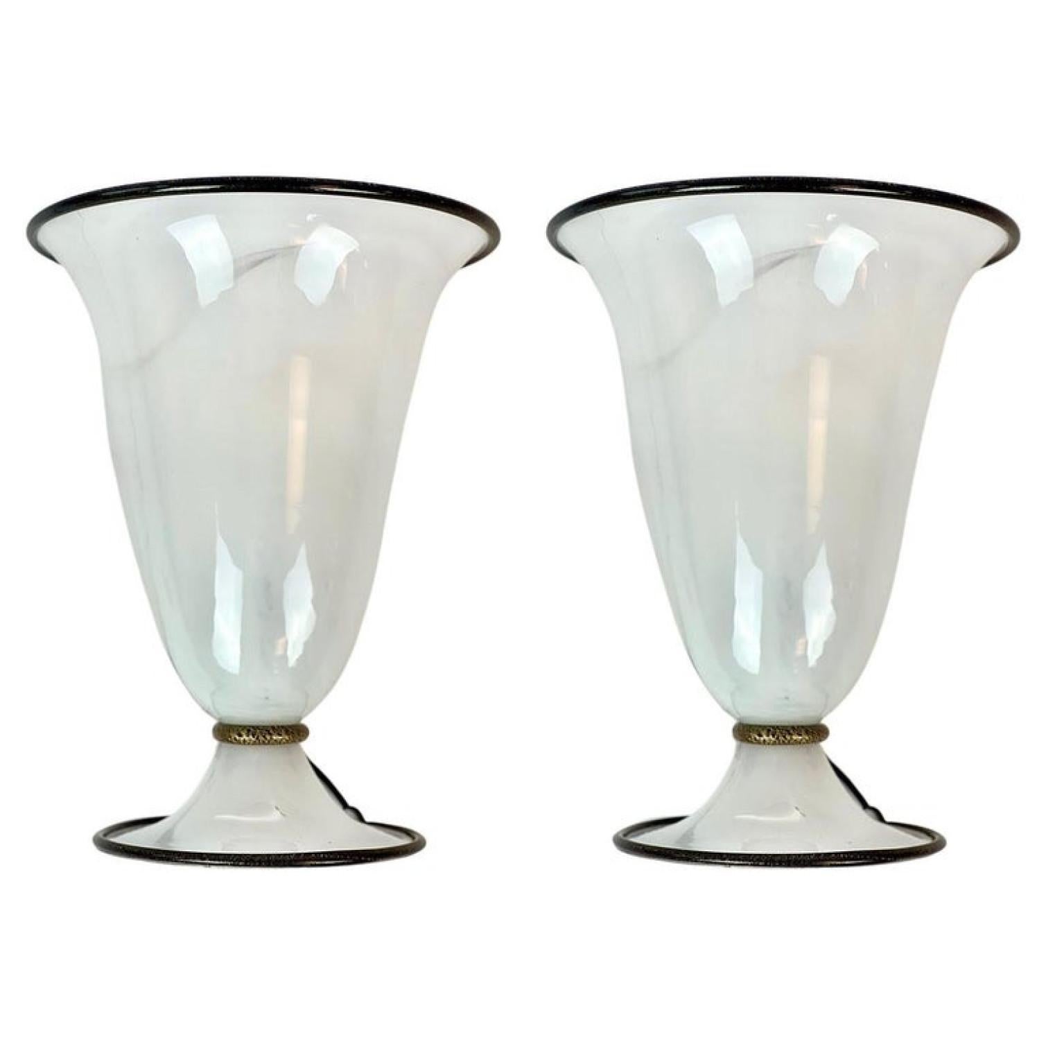 1 des 2 lampes de table Post Modern fabriquées par Barovier&Toso dans les années 1990 à Murano, Italie. La pièce a un corps en verre de Murano blanc opaque avec des bords dorés et est en excellent état vintage. 

Veuillez noter que le prix est pour